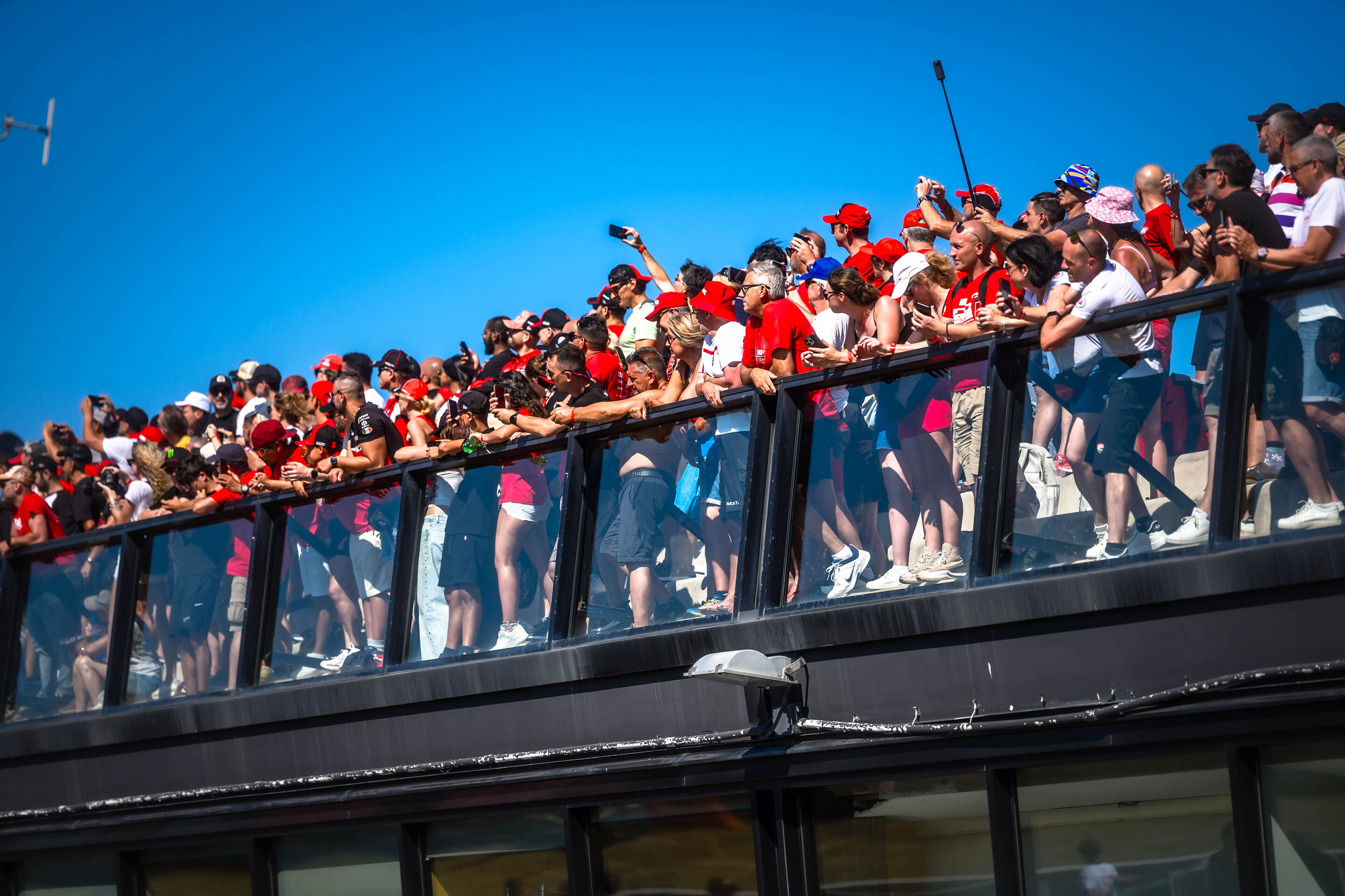 Ducati feiert 100 Jahre Unternehmensgeschichte - Zahlreiche Ducati Fans füllen die Tribünen am Misano World Circuit