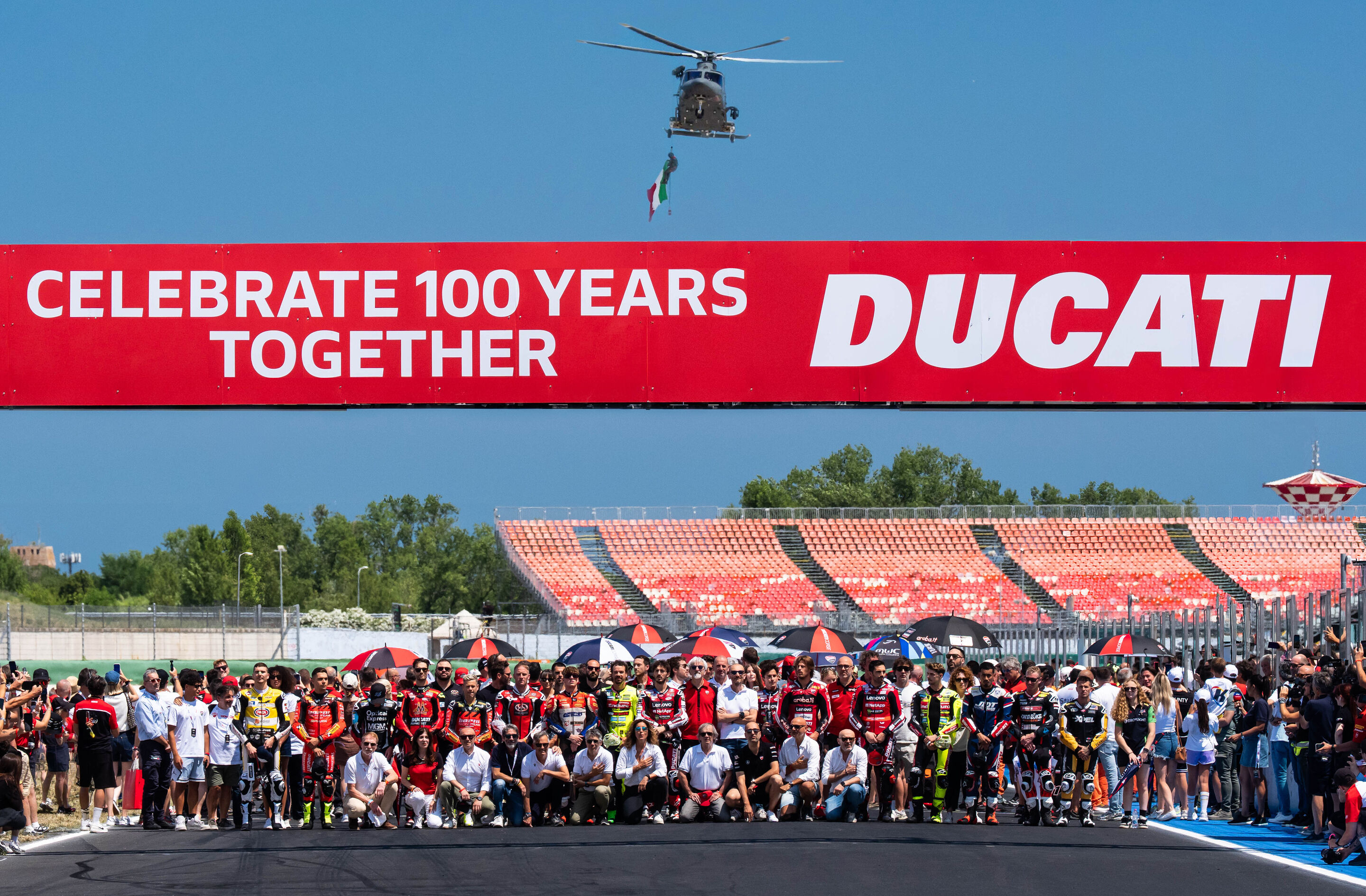Ducati feiert 100 Jahre Unternehmensgeschichte - Gemeinsames Gruppenfoto von Ducati Mitarbeitenden, Fahrerinnen und Fahrern sowie Führungskräften im Rahmen der Jubiläumsfeierlichkeiten