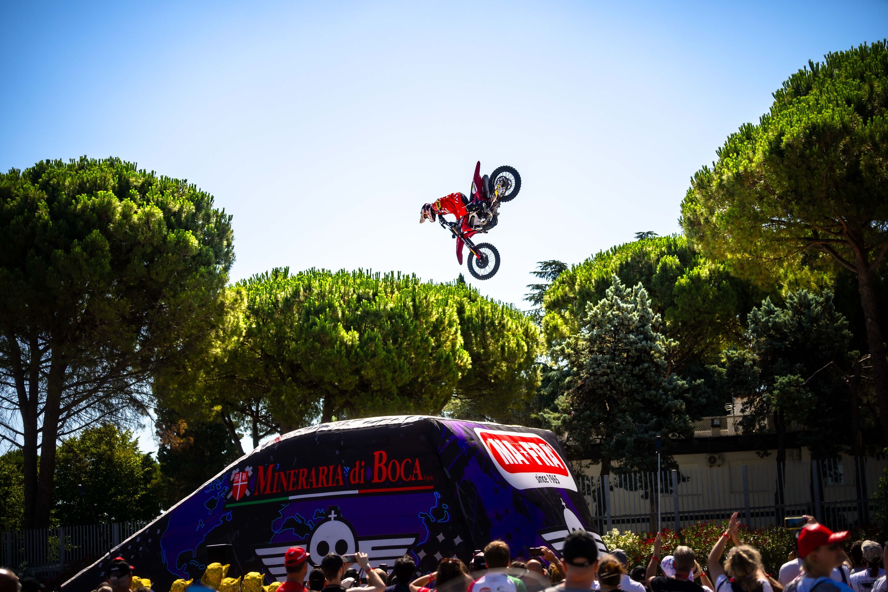 Ducati feiert 100 Jahre Unternehmensgeschichte - Ein Ducati-Fahrer zeigt bei den Jubiläumsfeierlichkeiten einen spektakulären Luft-Looping