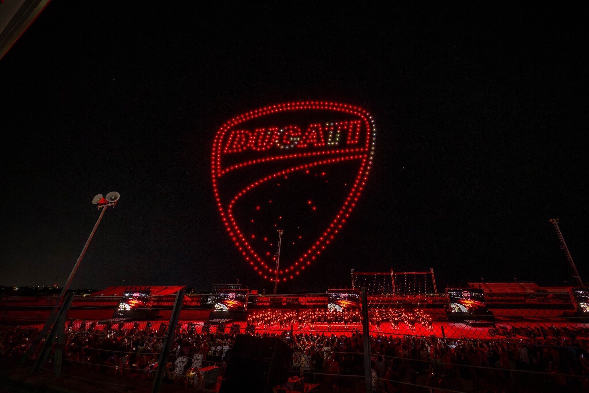Ducati feiert 100 Jahre Unternehmensgeschichte - Drohnen inszenieren Ducati Logo