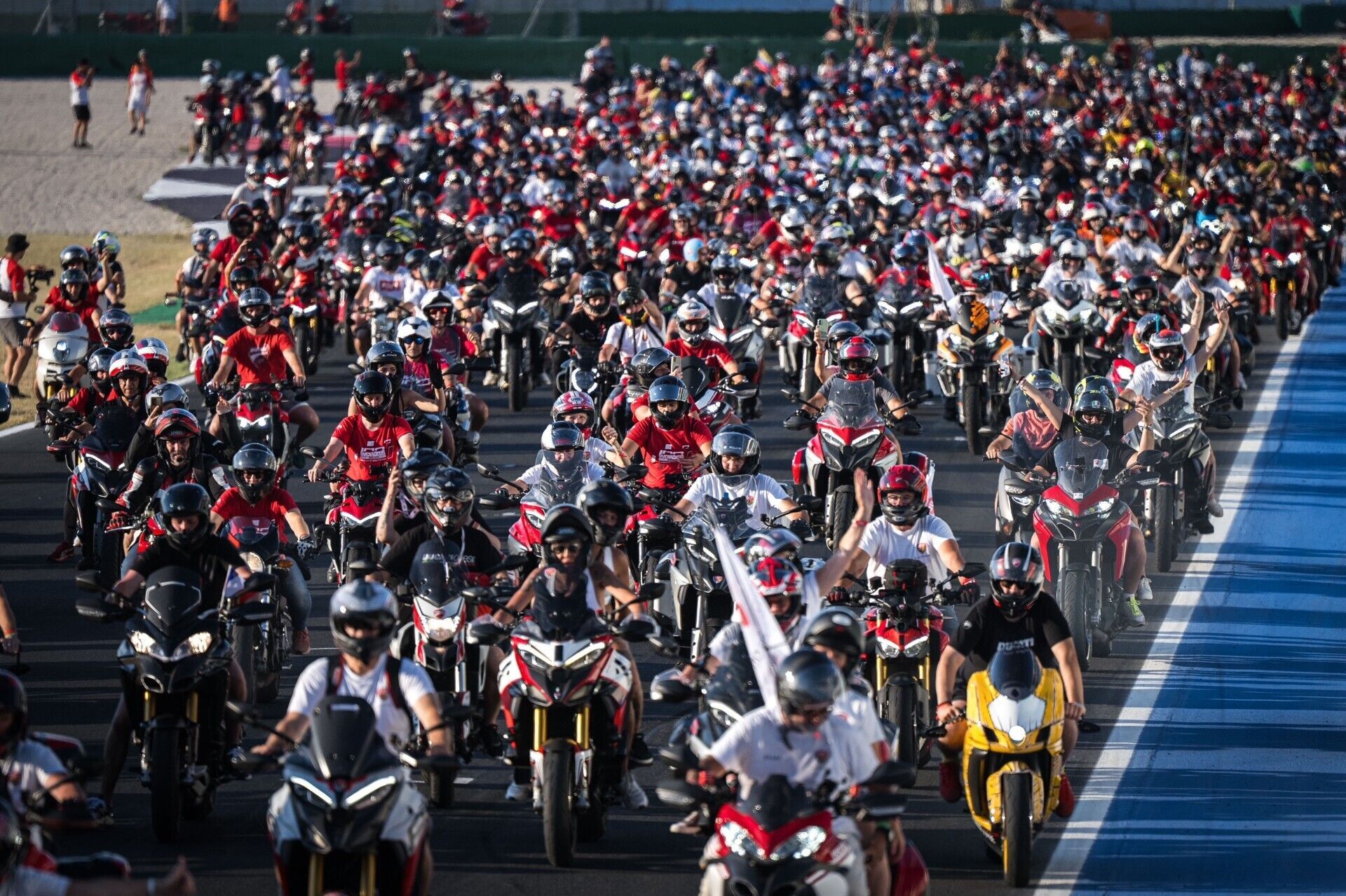 Ducati feiert 100 Jahre Unternehmensgeschichte - Ducati Fans formieren sich für die Ducati-Parade