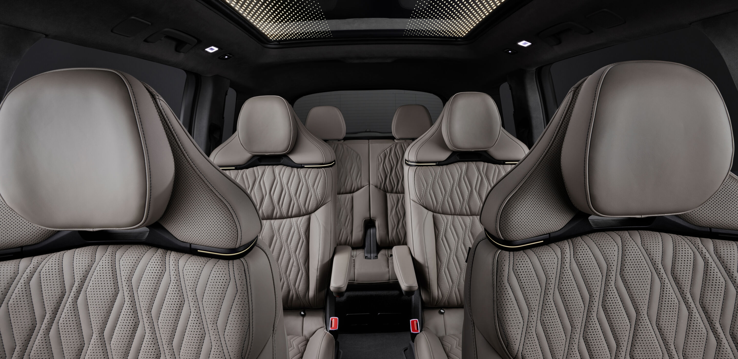 Audi Q9 SUV - Studioaufnahme, Interieur, Blick durch den Innenraum auf die Sitzreihen