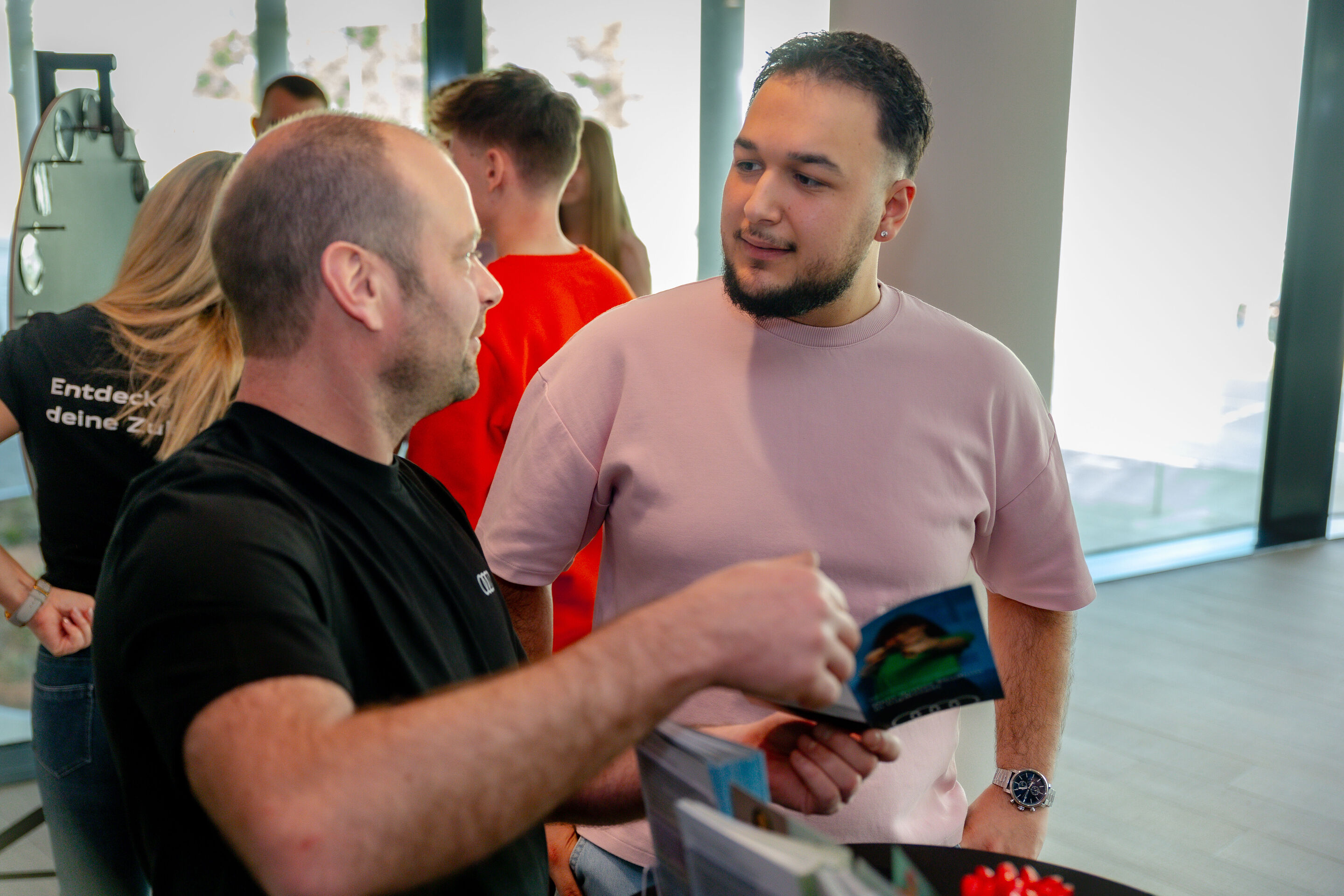 Messesituation - Beratung eines Auszubildenden am Messestand