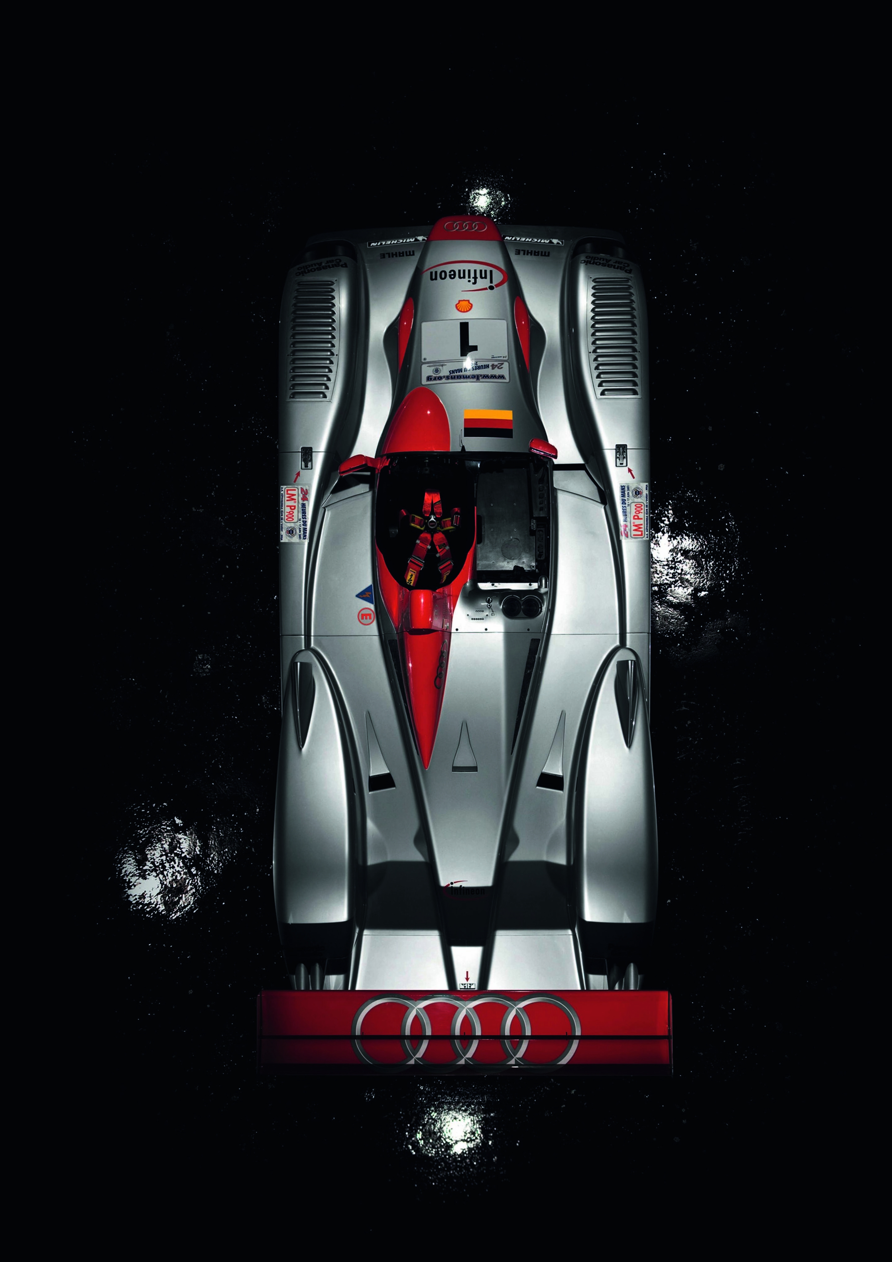 Anniversary magazine Motorsports - Audi R8 Le Mans - the regulations demanded pro forma a second seat. The R8 weighed 900 kilograms.
