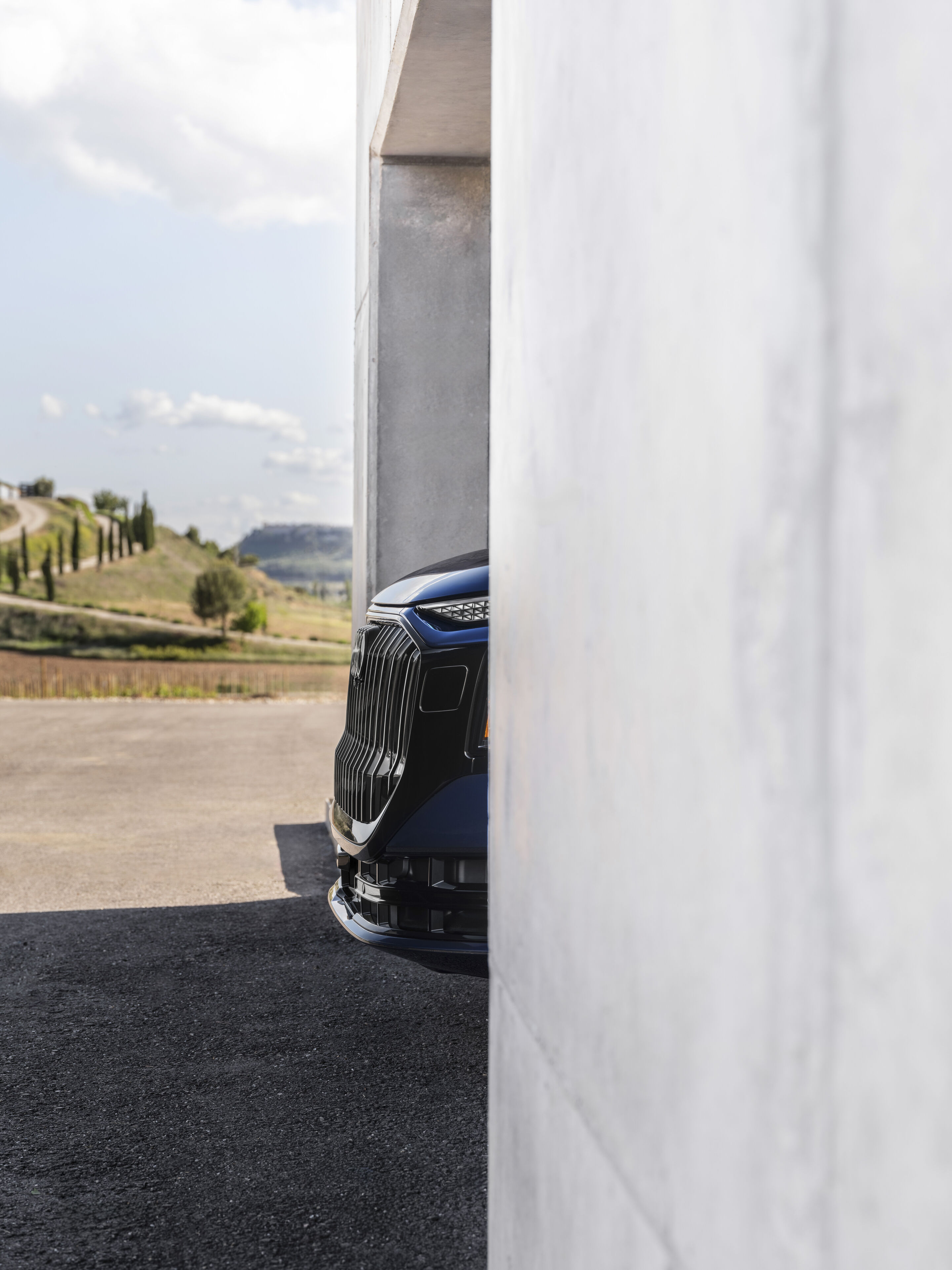 Audi Q9 SUV - Waitomo blue metallic, outdoor static photo, exterior, detailed front view