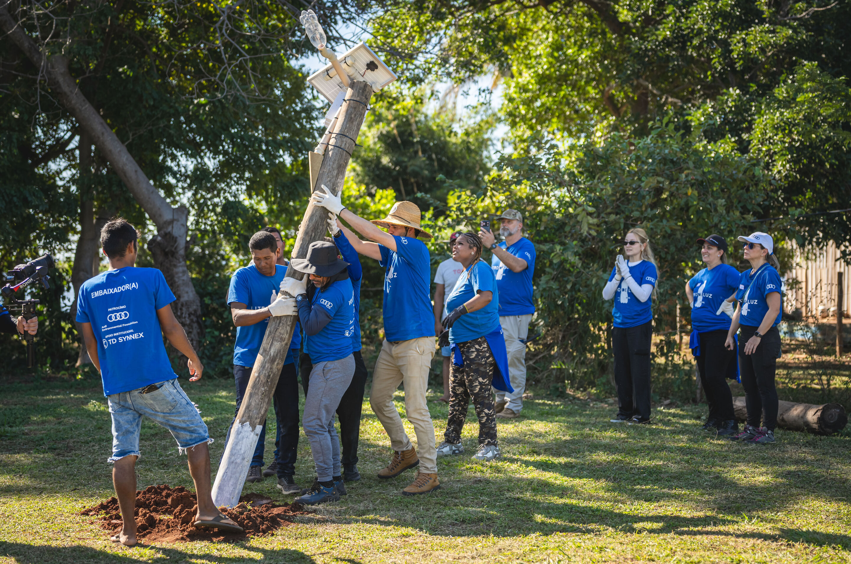 Audi and Litro de Luz bring light to a rural Brazilian region lacking a permanent power supply - Volunteers and Audi do Brazil employees handled the assembly of the portable lights and the installation of solar-powered streetlights on-site