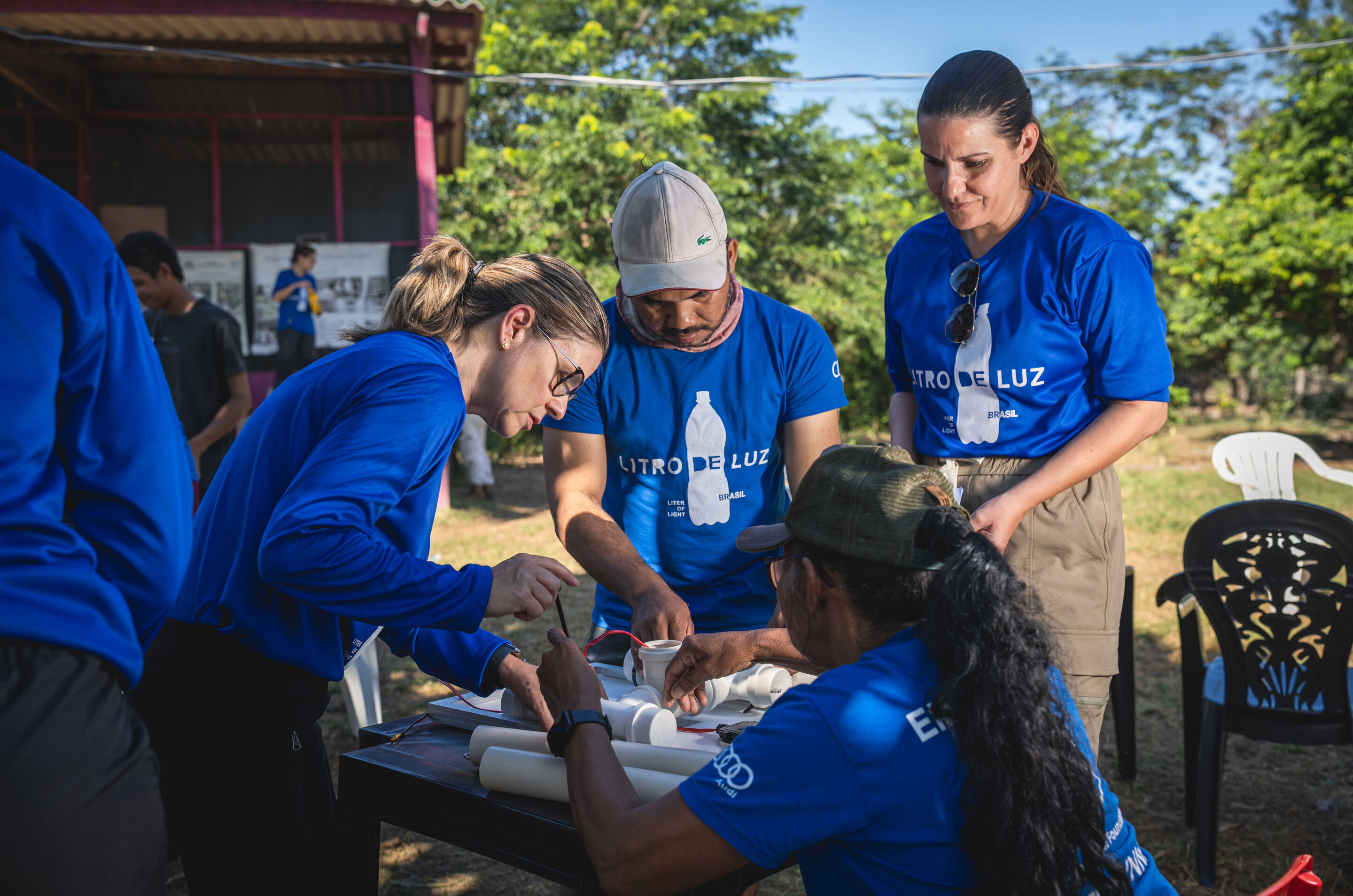 Volunteers and Audi do Brazil employees handled the assembly of the portable lights and the installation of solar-powered streetlights on-site - Volunteers and Audi do Brazil employees handled the assembly of the portable lights and the installation of...