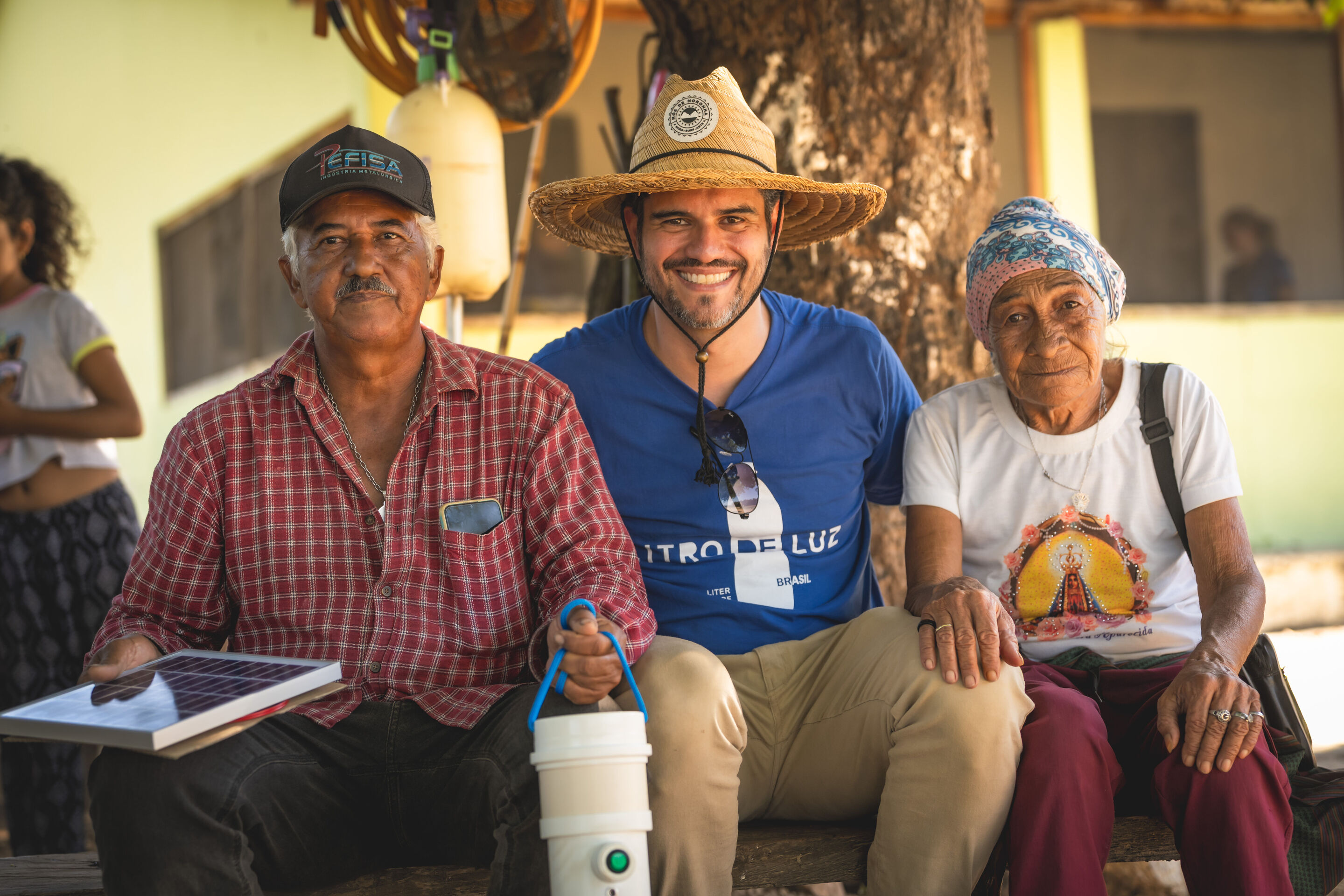 Volunteers and Audi do Brazil employees handled the assembly of the portable lights and the installation of solar-powered streetlights on-site - Volunteers and Audi do Brazil employees handled the assembly of the portable lights and the installation of...