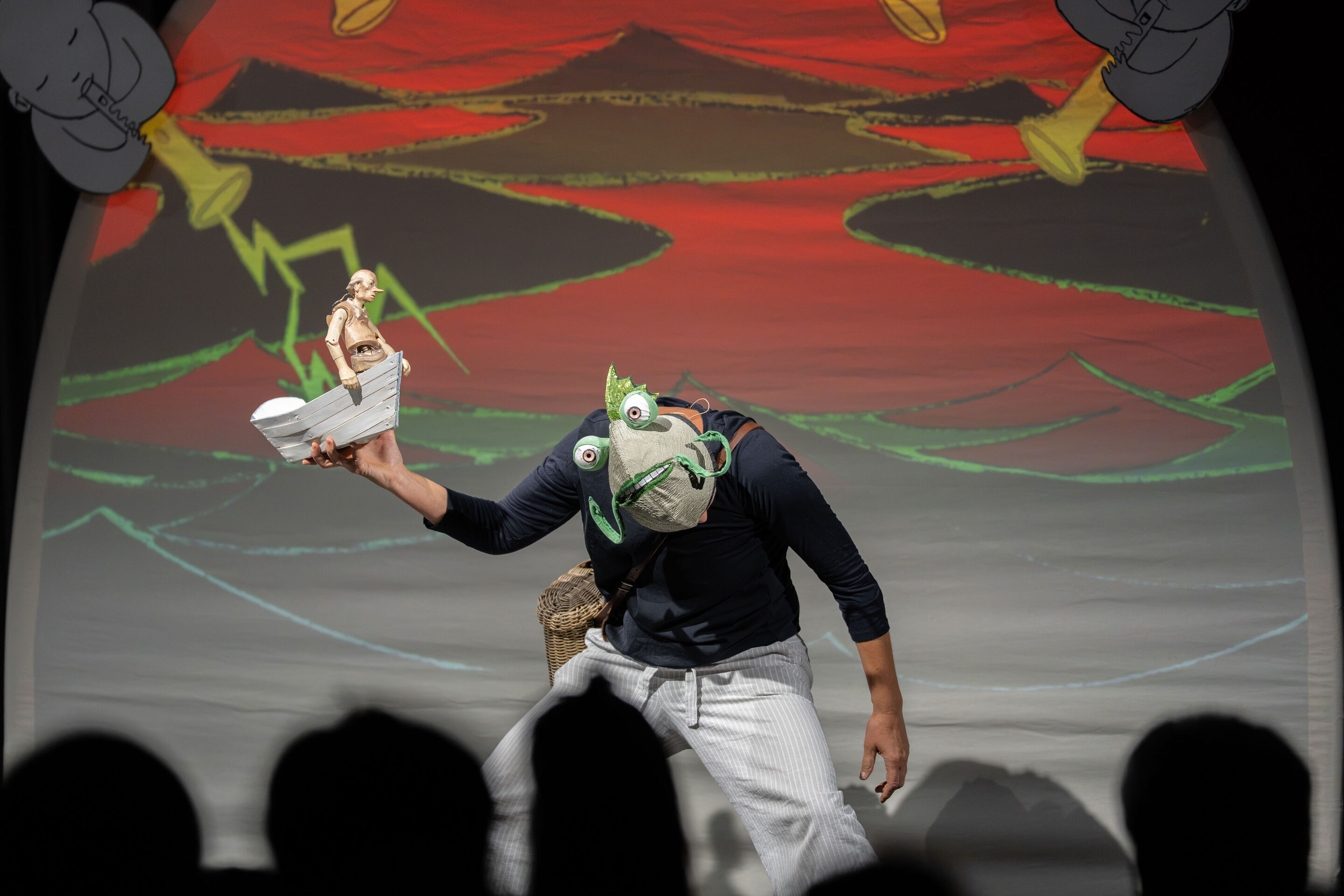 Audi Sommerkonzerte 2026 – Puppentheater „Der Fischer und seine Frau“ - Blick aus dem Publikum auf die Aufführung von „Der Fischer und seine Frau“ im museum mobile des Audi Forum Ingolstadt. Puppenspielerin Annika Pilstl hält die Holzfigur des Fischers...