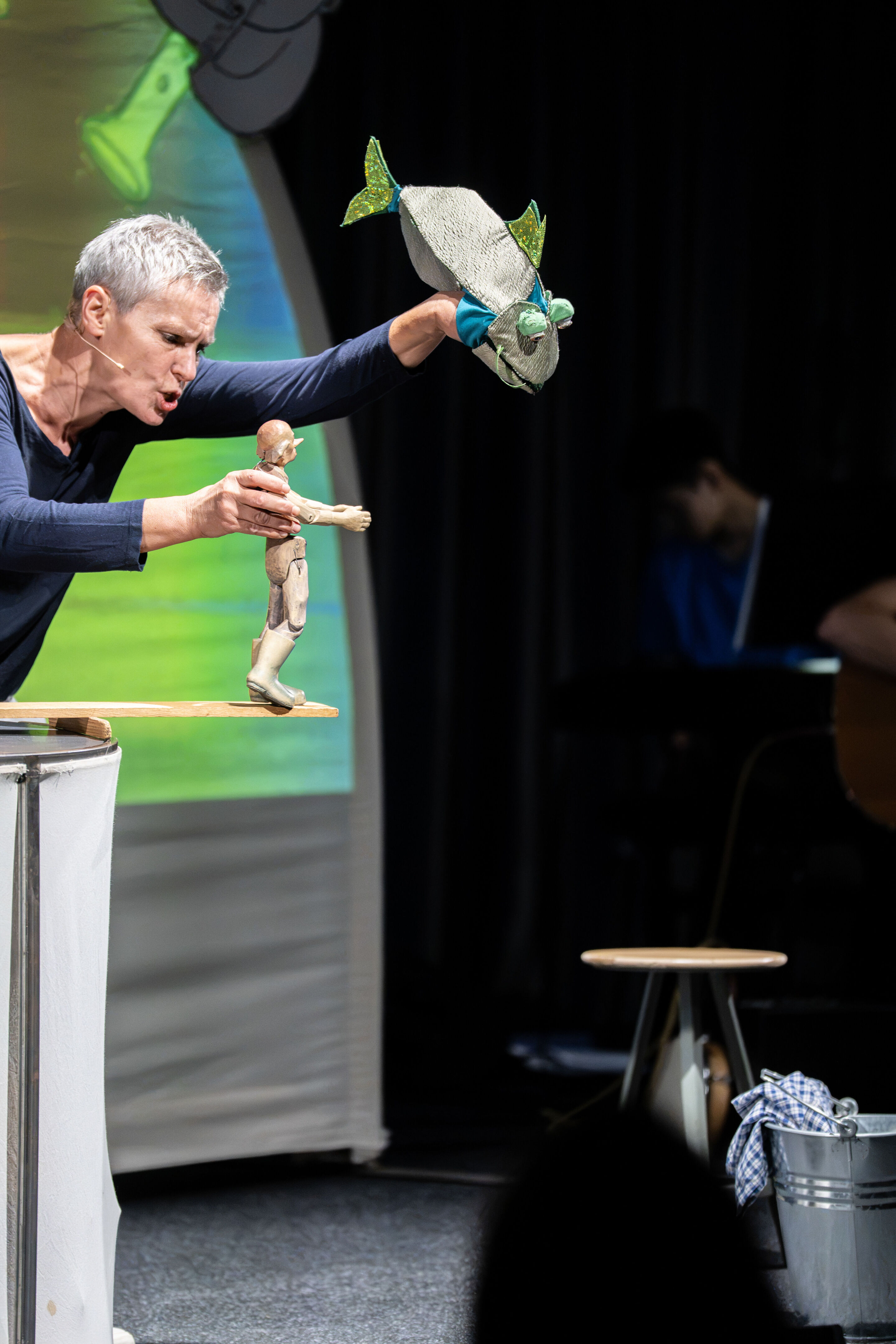 Audi Sommerkonzerte 2026 – Puppentheater „Der Fischer und seine Frau“ - Seitlicher Blick aus dem Publikum auf die Aufführung „Der Fischer und seine Frau“ im museum mobile des Audi Forum Ingolstadt. Annika Pilstl führt die Holzfigur des Fischers auf einem...