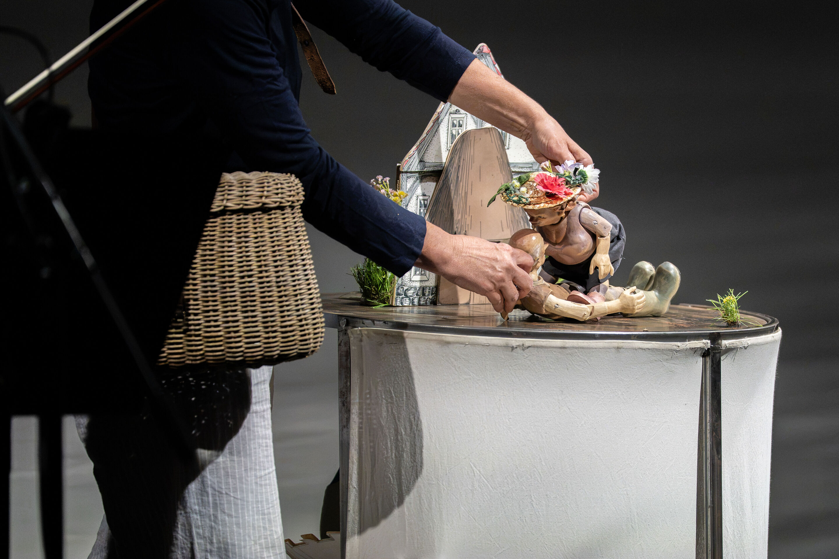Audi Sommerkonzerte 2026 – Puppentheater „Der Fischer und seine Frau“ - Seitlicher Blick auf die Aufführung „Der Fischer und seine Frau“ im museum mobile des Audi Forum Ingolstadt: Annika Pilstl führt die Holzfiguren des Fischers und seiner Frau vor einem...