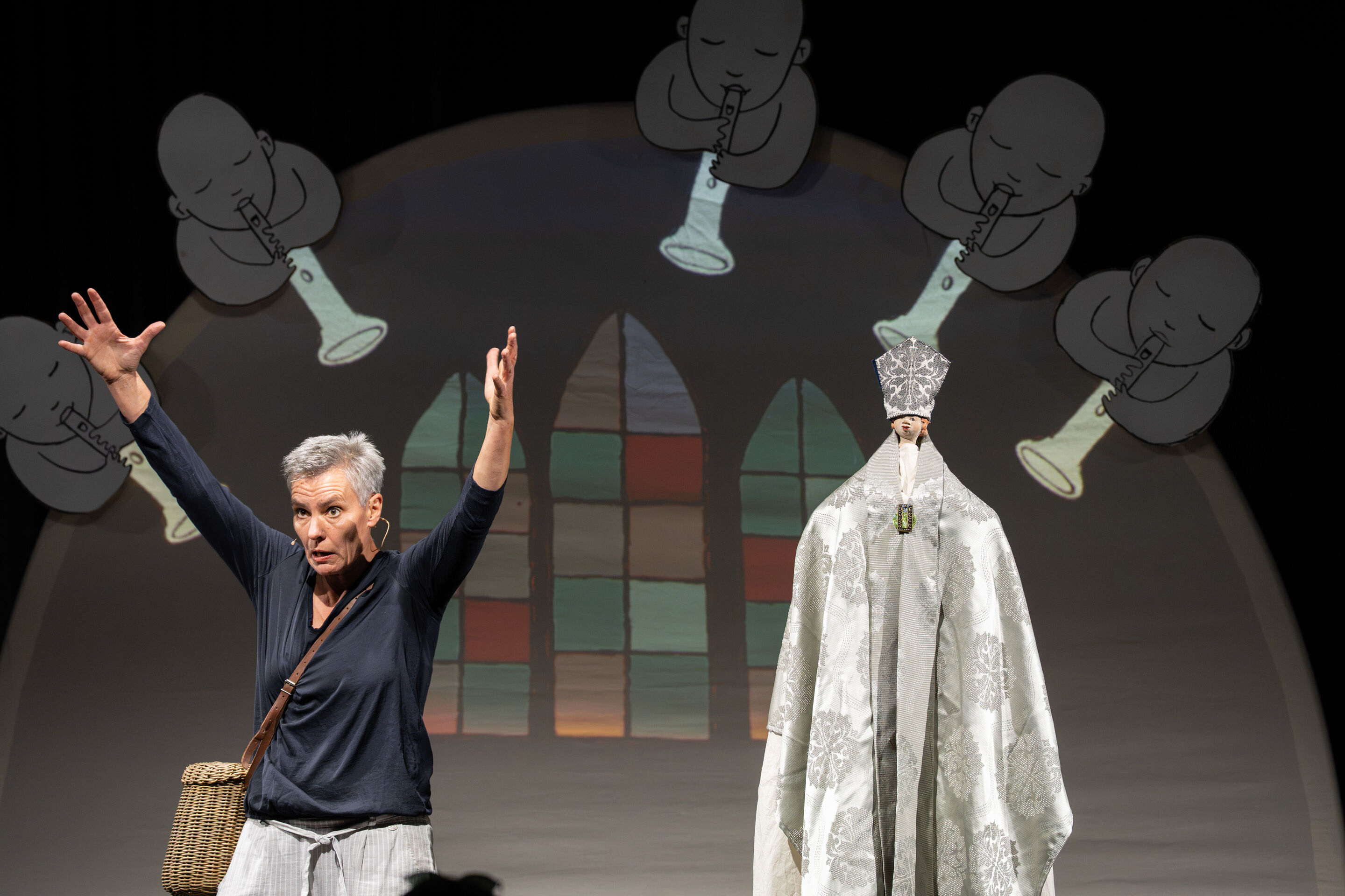Audi Sommerkonzerte 2026 – Puppentheater „Der Fischer und seine Frau“ - Blick aus dem Publikum auf die Aufführung „Der Fischer und seine Frau“ im museum mobile des Audi Forum Ingolstadt. Annika Pilstl steht mit erhobenen Armen neben der Holzfigur der...