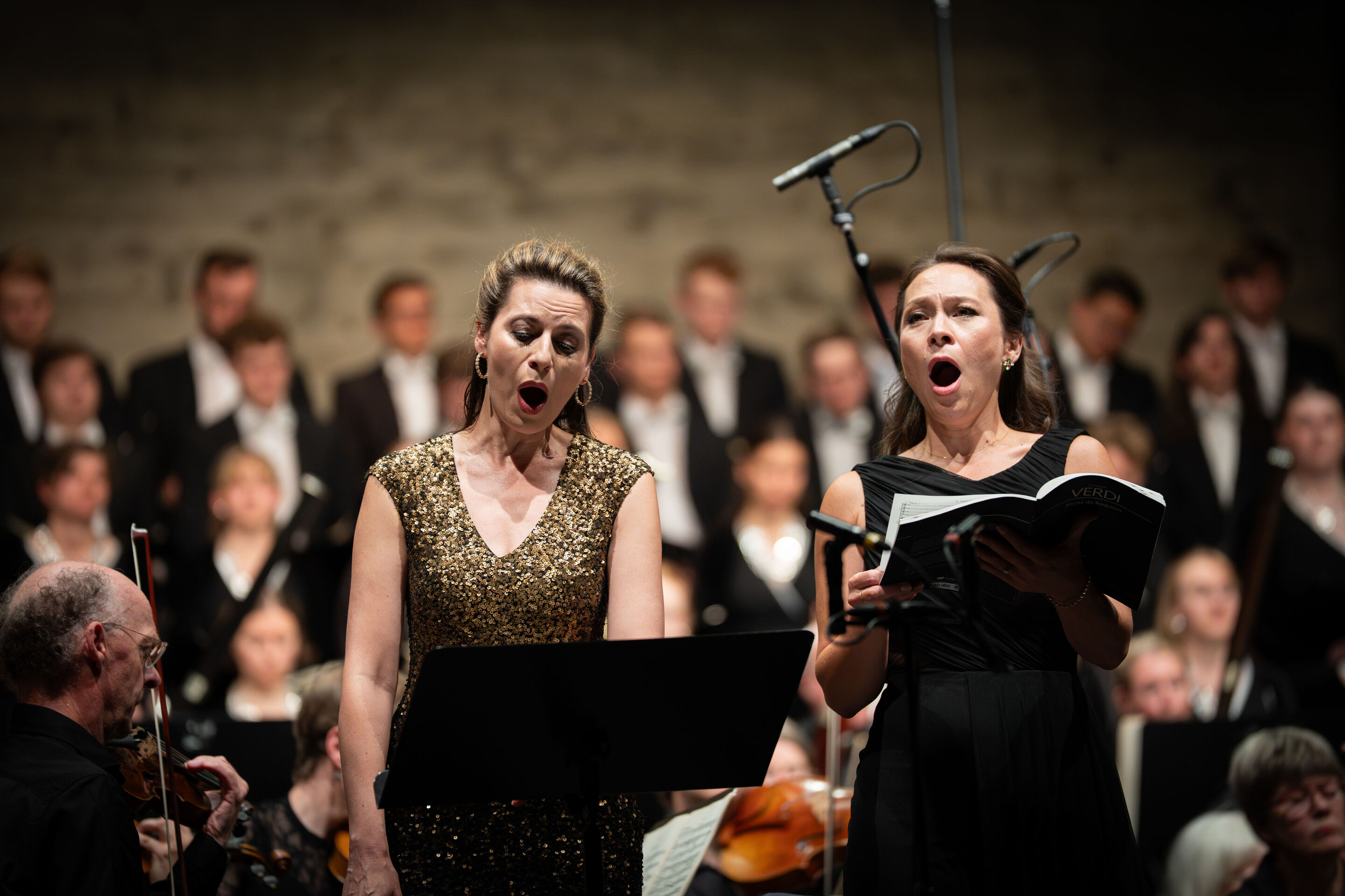 Audi Summer Concerts 2026: Closing concert - Soprano Chen Reiss (left) and mezzo-soprano Irene Roberts (right) perform their solo parts in Verdi’s “Messa da Requiem” in the Festsaal Ingolstadt. Members of the Audi Youth Choir Academy can be seen on the...