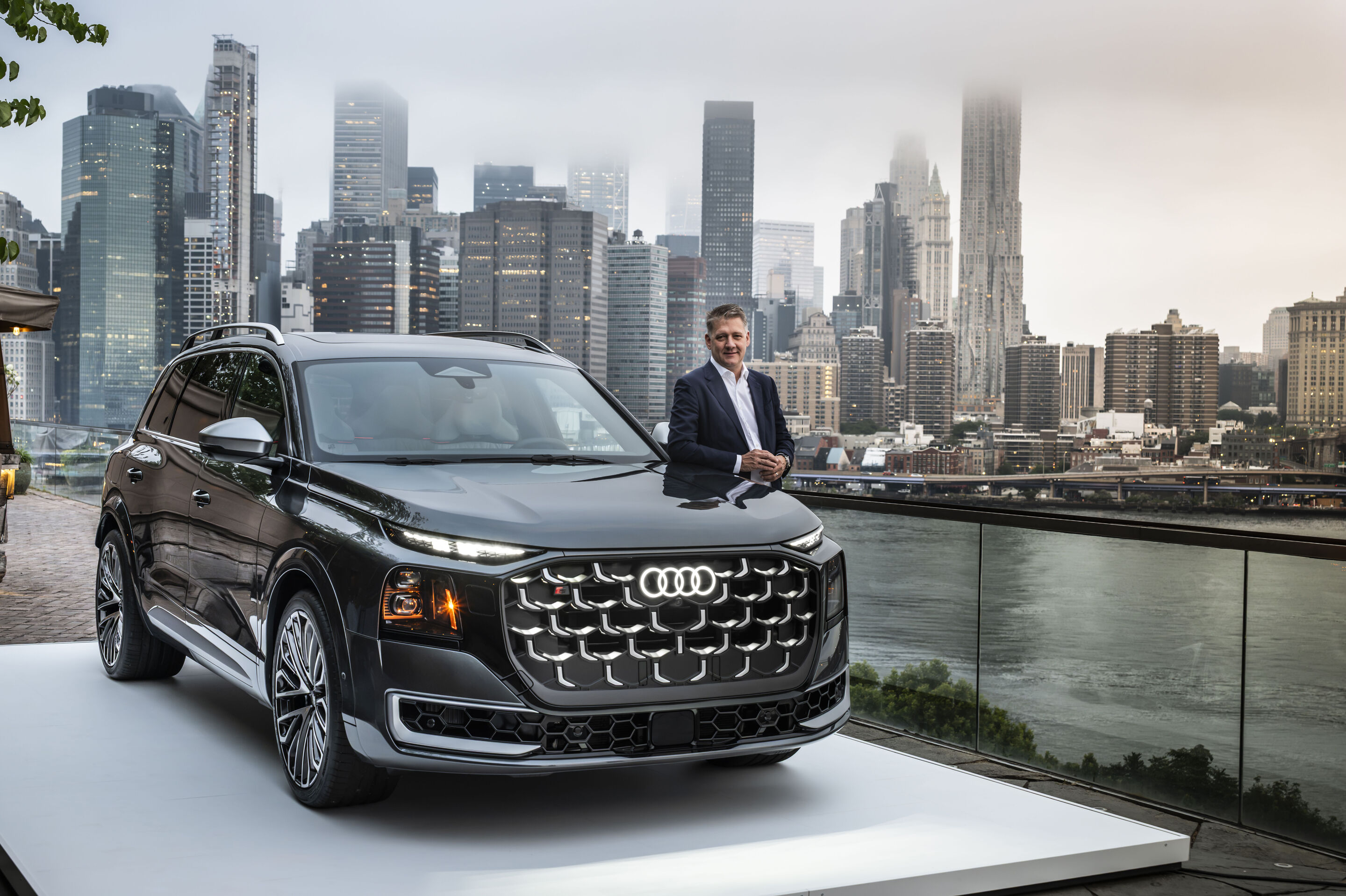 Neue Spitze im Audi Portfolio: Mit dem Q9 präsentiert die Marke mit den vier Ringen ihren ersten großen Full-Size-SUV - CEO Gernot Döllner bei der Medien-Weltpremiere in New York City