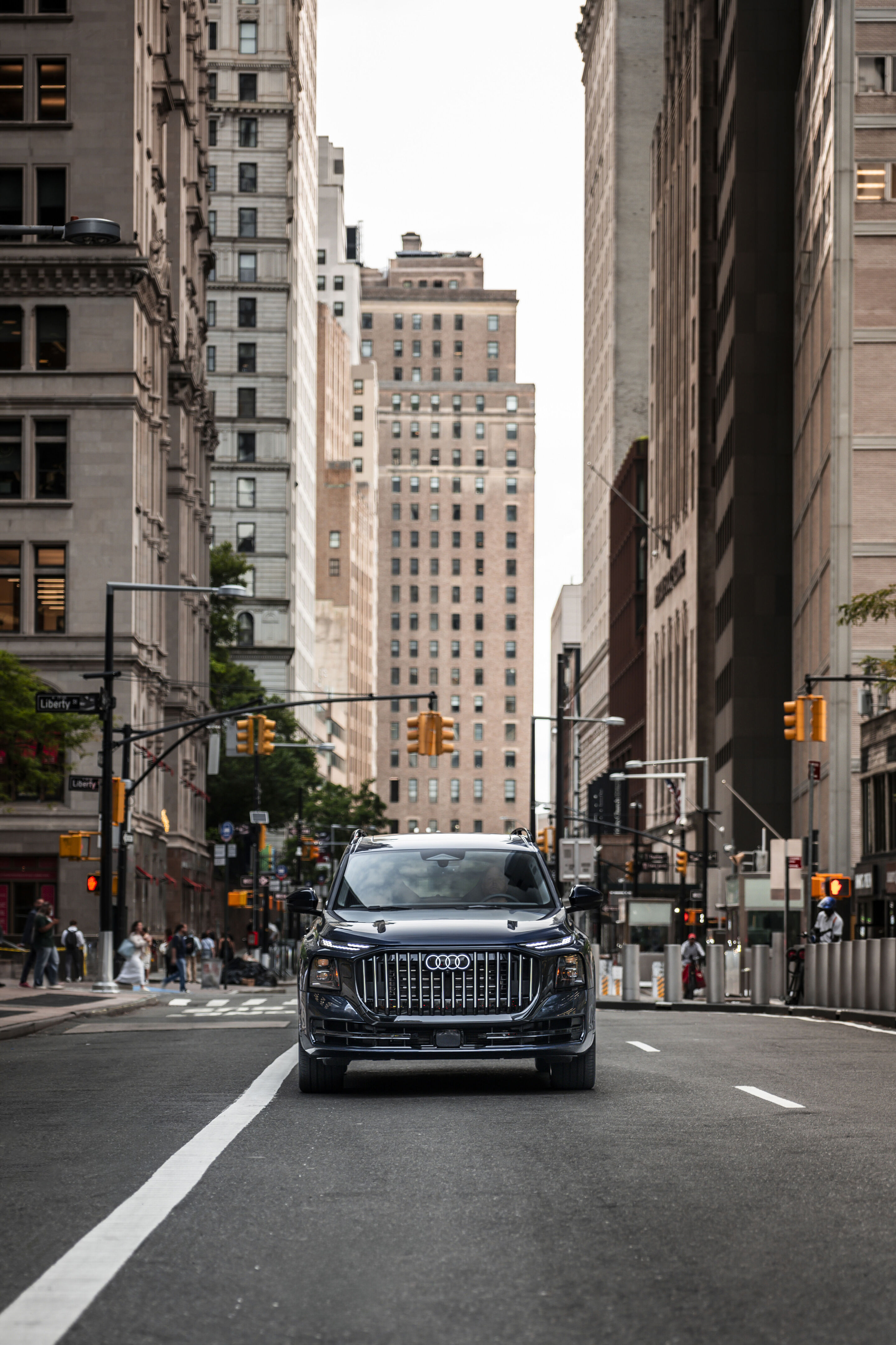 Audi Q9 SUV - Waitomoblau Metallic, Fahraufnahme aus New York City