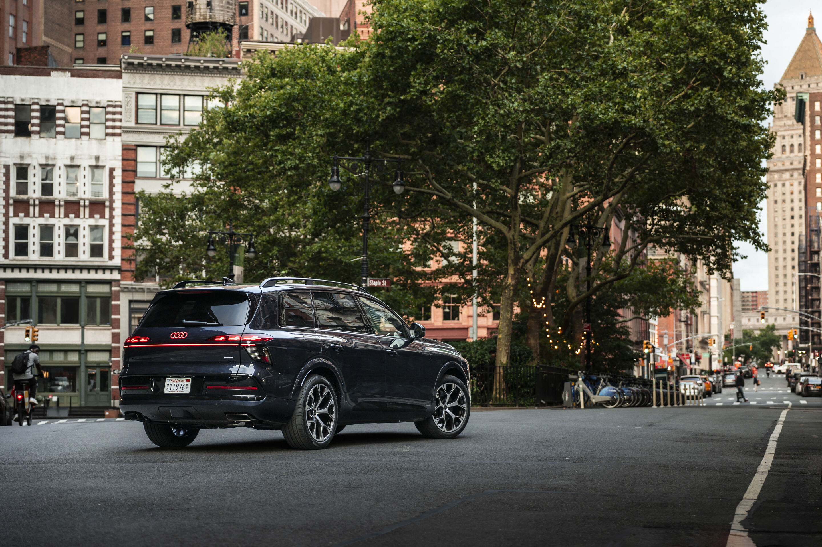 Audi Q9 SUV - Waitomoblau Metallic, Fahraufnahme aus New York City