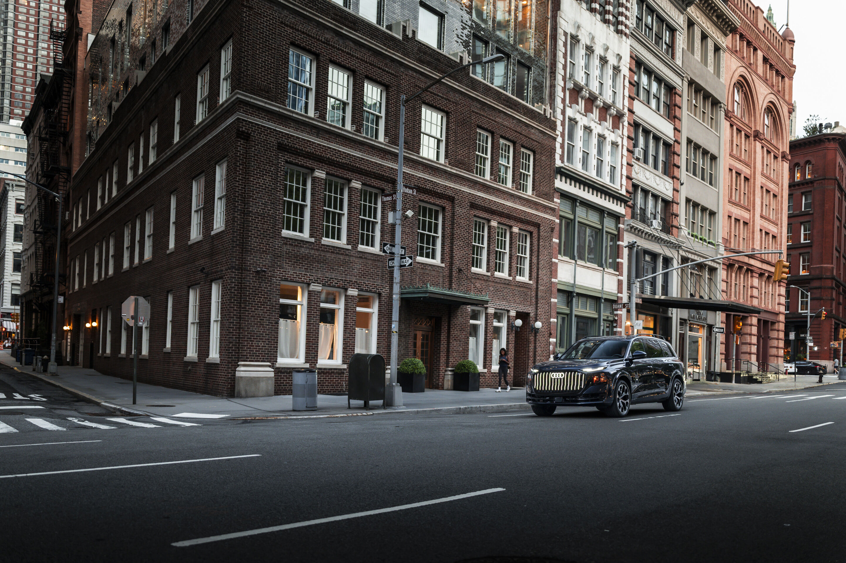 Audi Q9 SUV - Waitomoblau Metallic, Fahraufnahme aus New York City