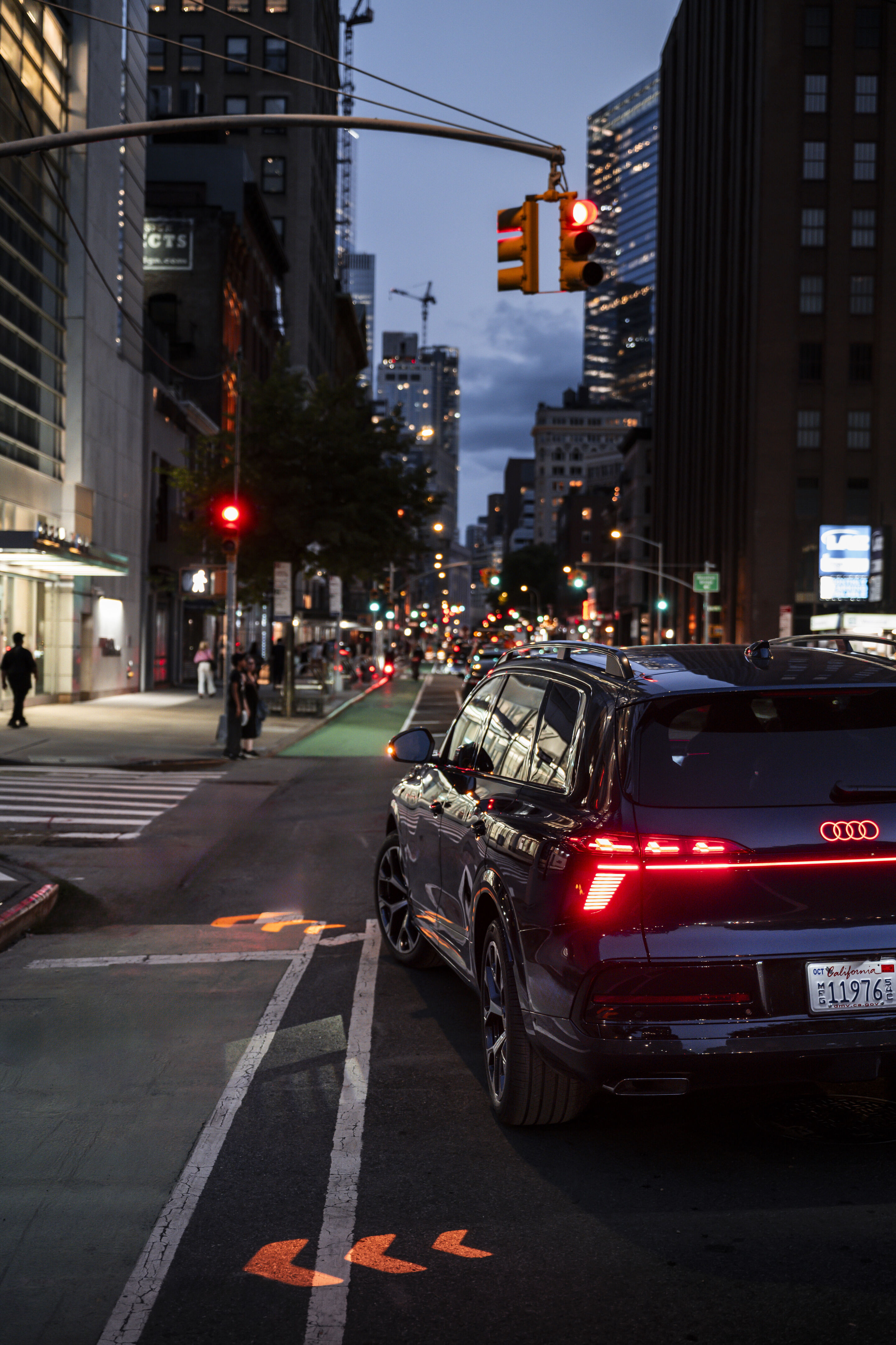 Audi Q9 SUV - Waitomoblau Metallic, Fahraufnahme aus New York City