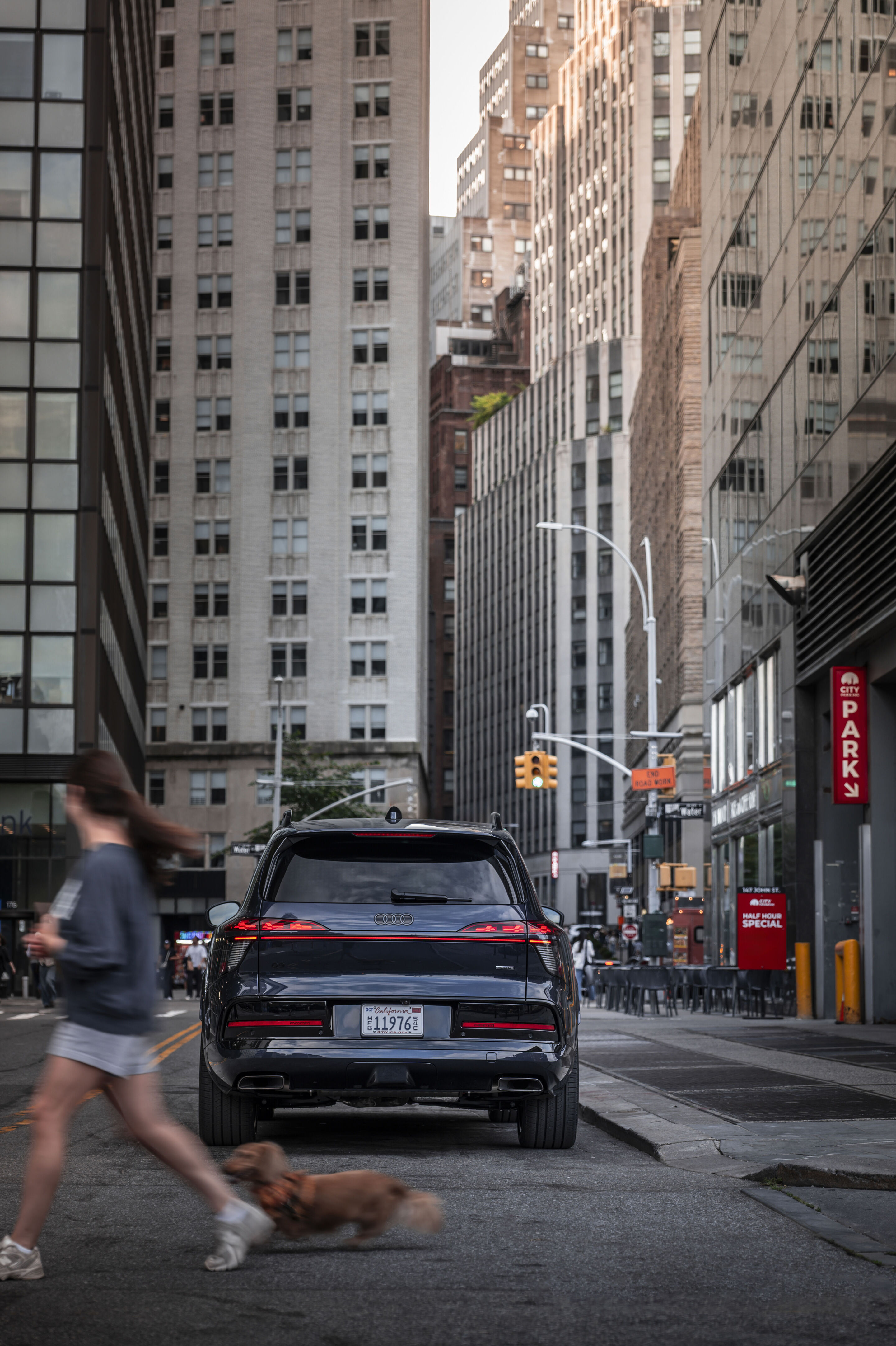Audi Q9 SUV - Waitomoblau Metallic, Fahraufnahme aus New York City