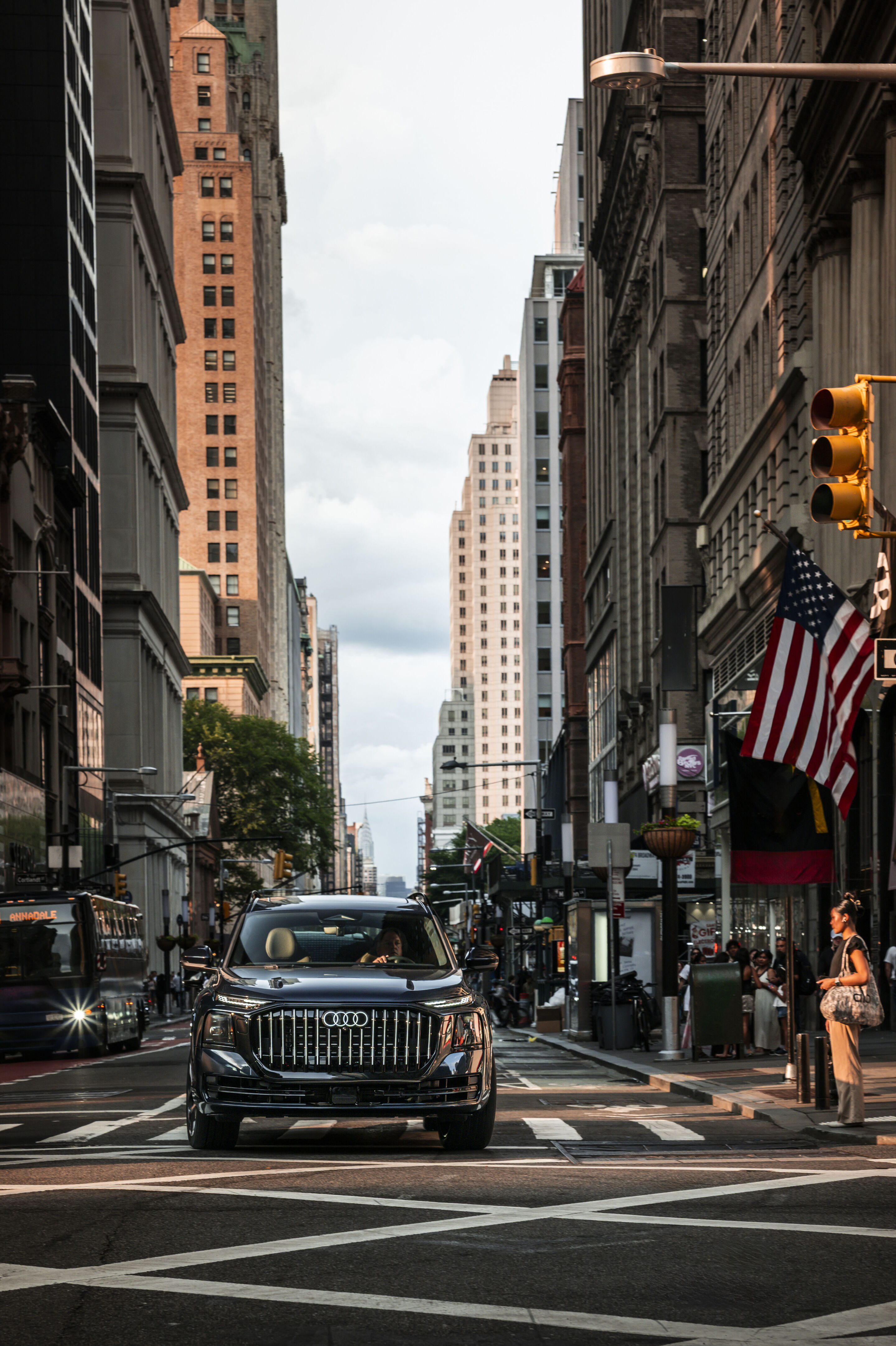 Audi Q9 SUV - Waitomoblau Metallic, Fahraufnahme aus New York City