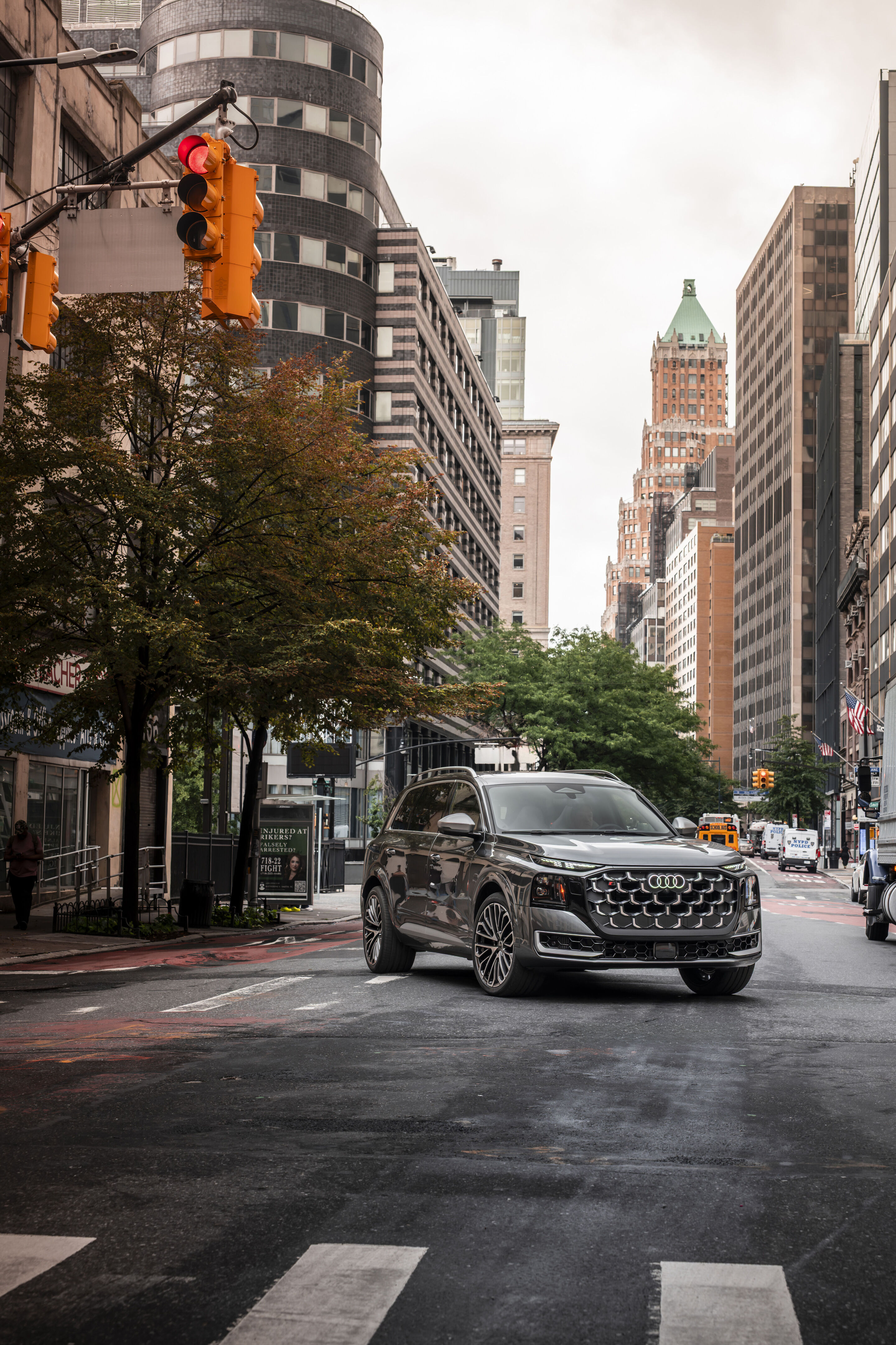 Audi SQ9 SUV - Daytonagrau Metallic, Fahraufnahme aus New York City