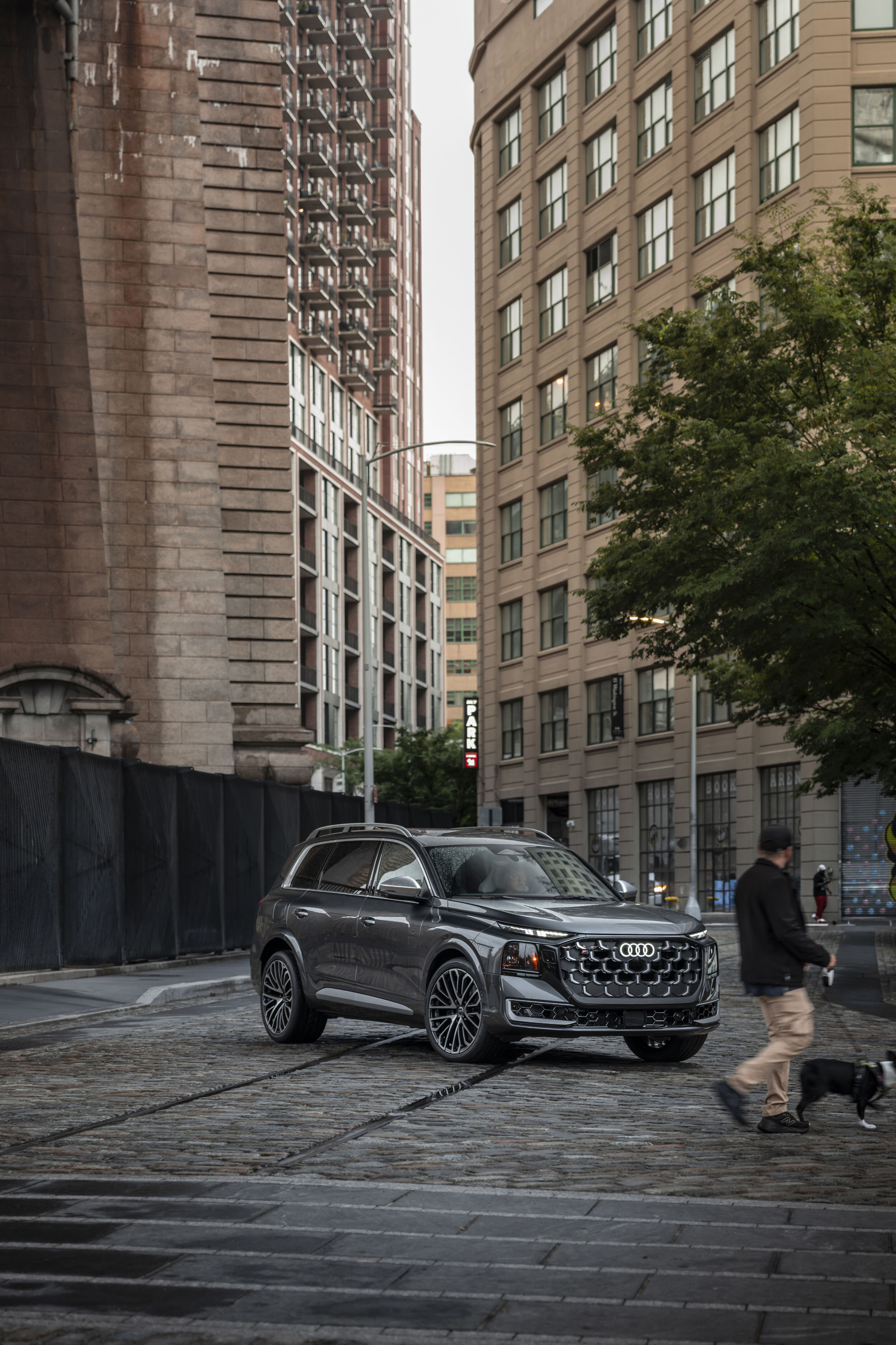 Audi SQ9 SUV - Daytonagrau Metallic, Fahraufnahme aus New York City