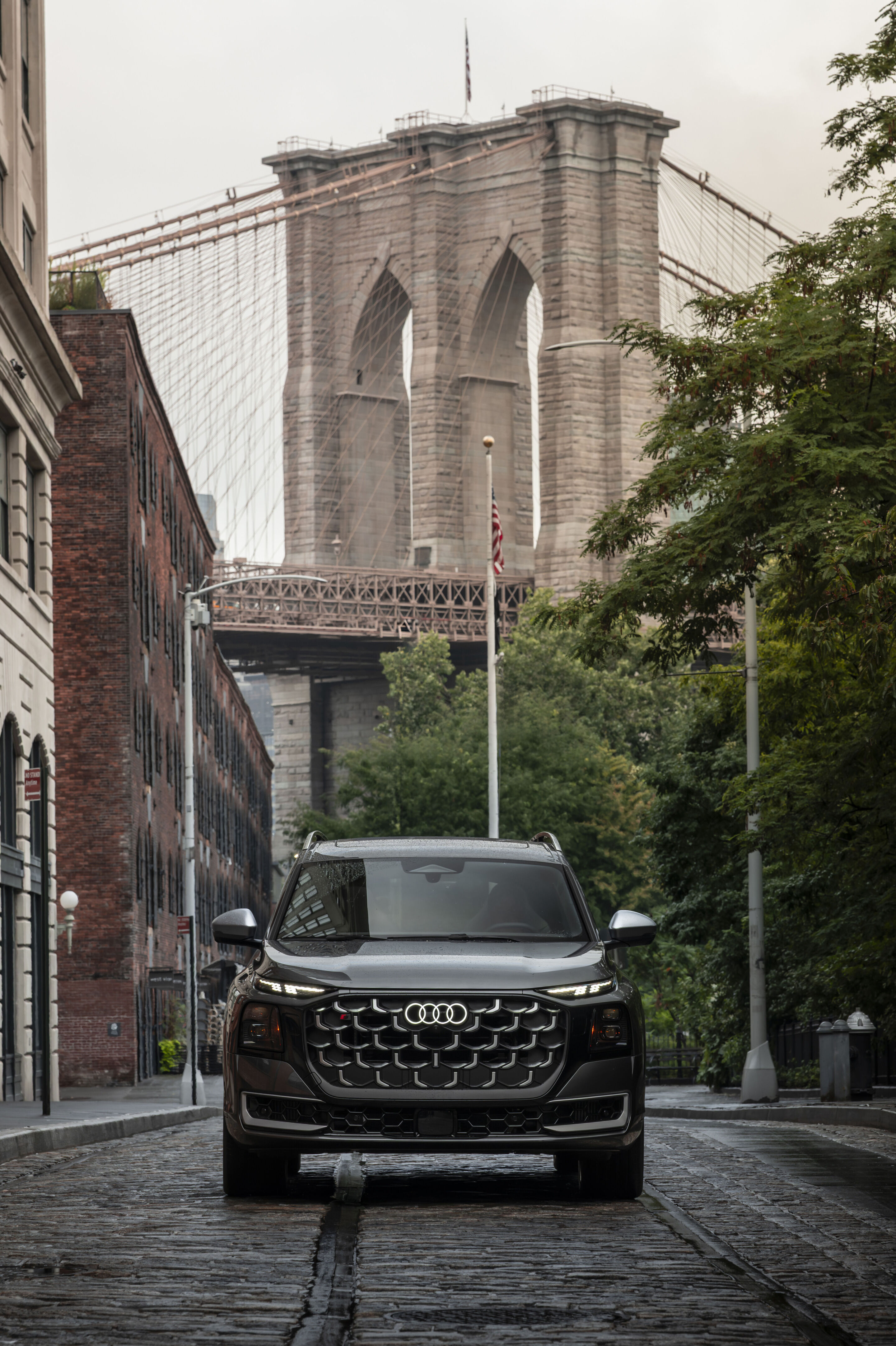 Audi SQ9 SUV - Daytonagrau Metallic, Fahraufnahme aus New York City