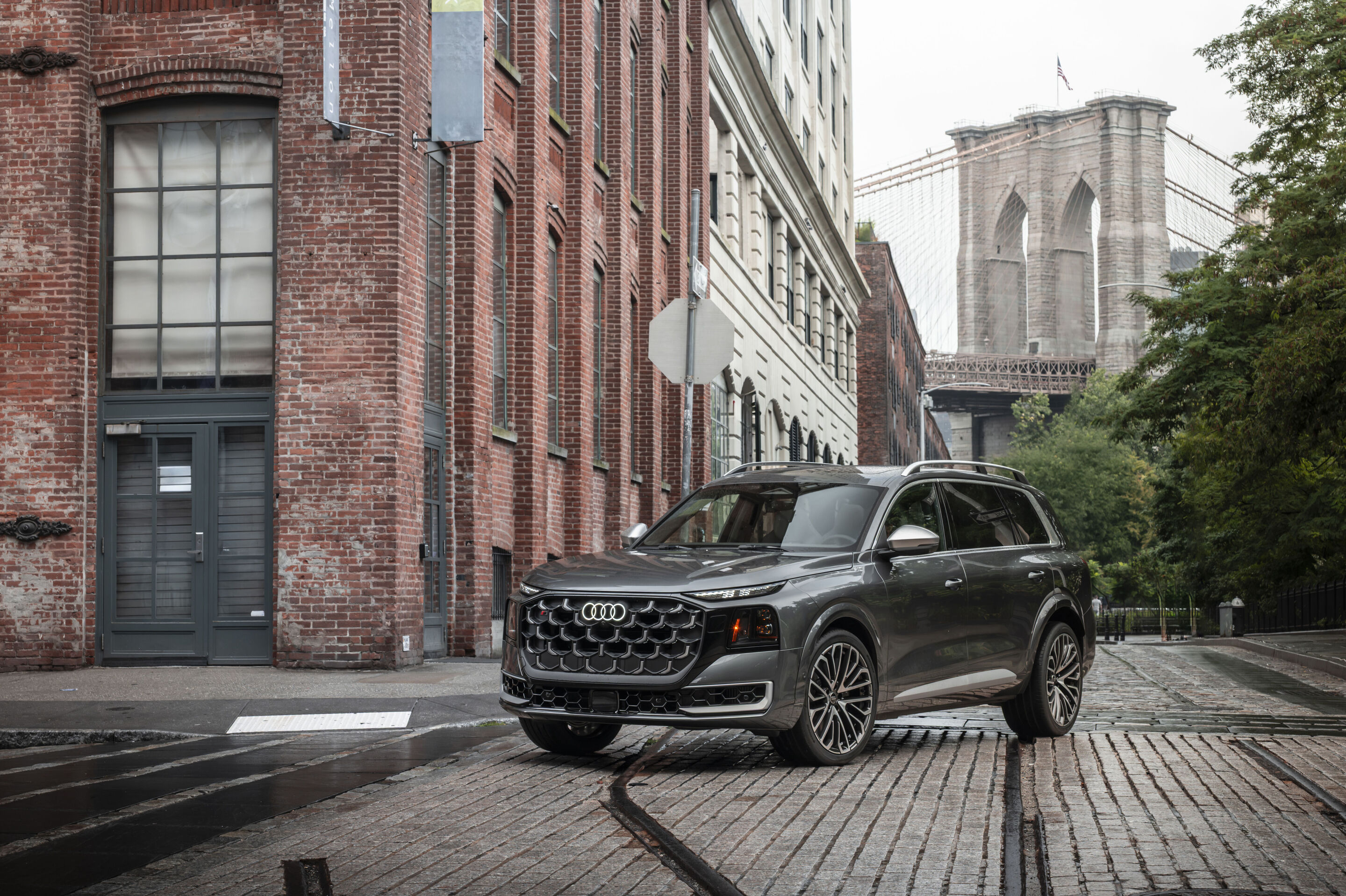 Audi SQ9 SUV - Daytonagrau Metallic, Fahraufnahme aus New York City