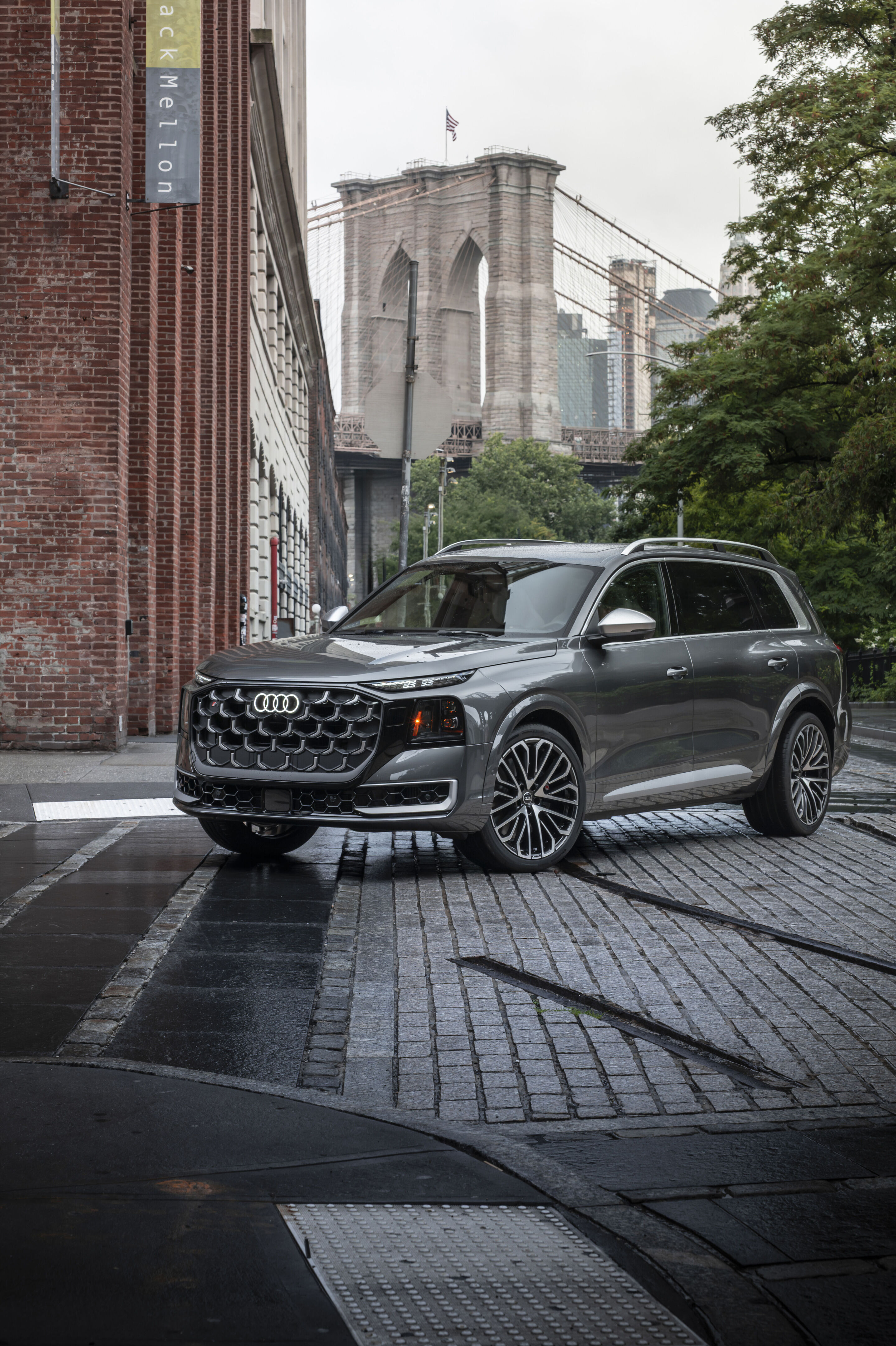 Audi SQ9 SUV - Daytonagrau Metallic, Fahraufnahme aus New York City