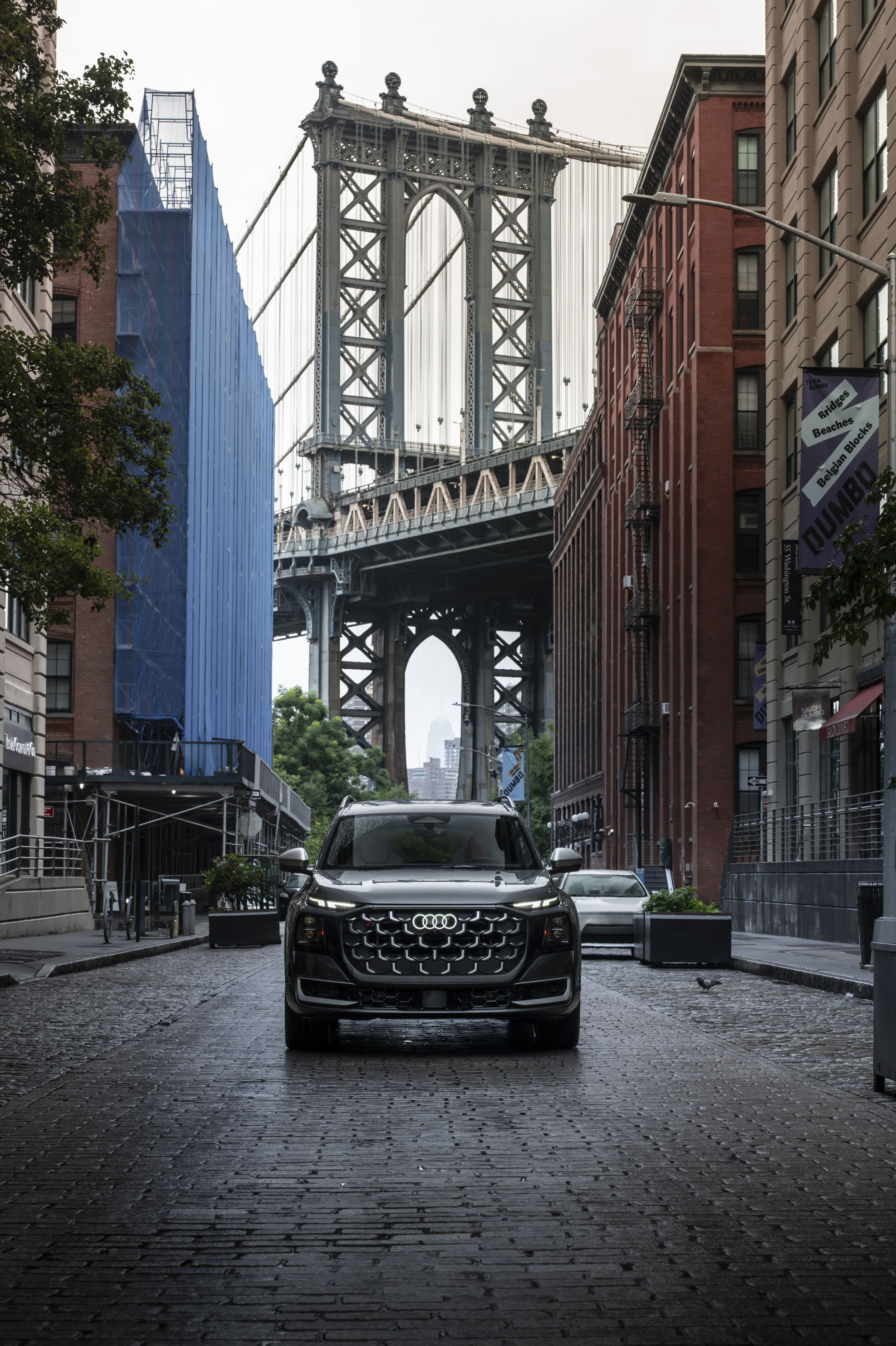 Audi SQ9 SUV - Daytonagrau Metallic, Fahraufnahme aus New York City