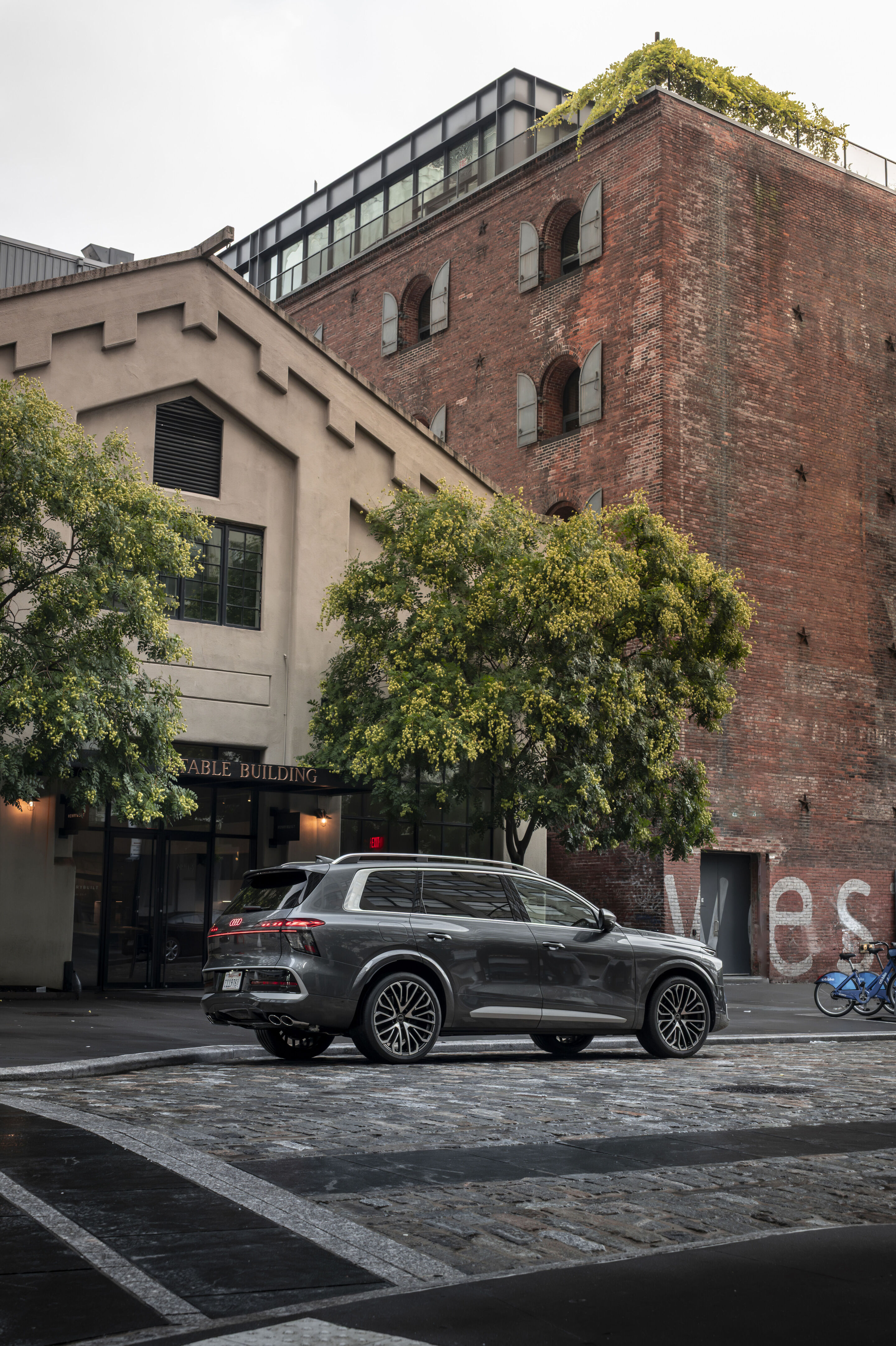 Audi SQ9 SUV - Daytonagrau Metallic, Fahraufnahme aus New York City