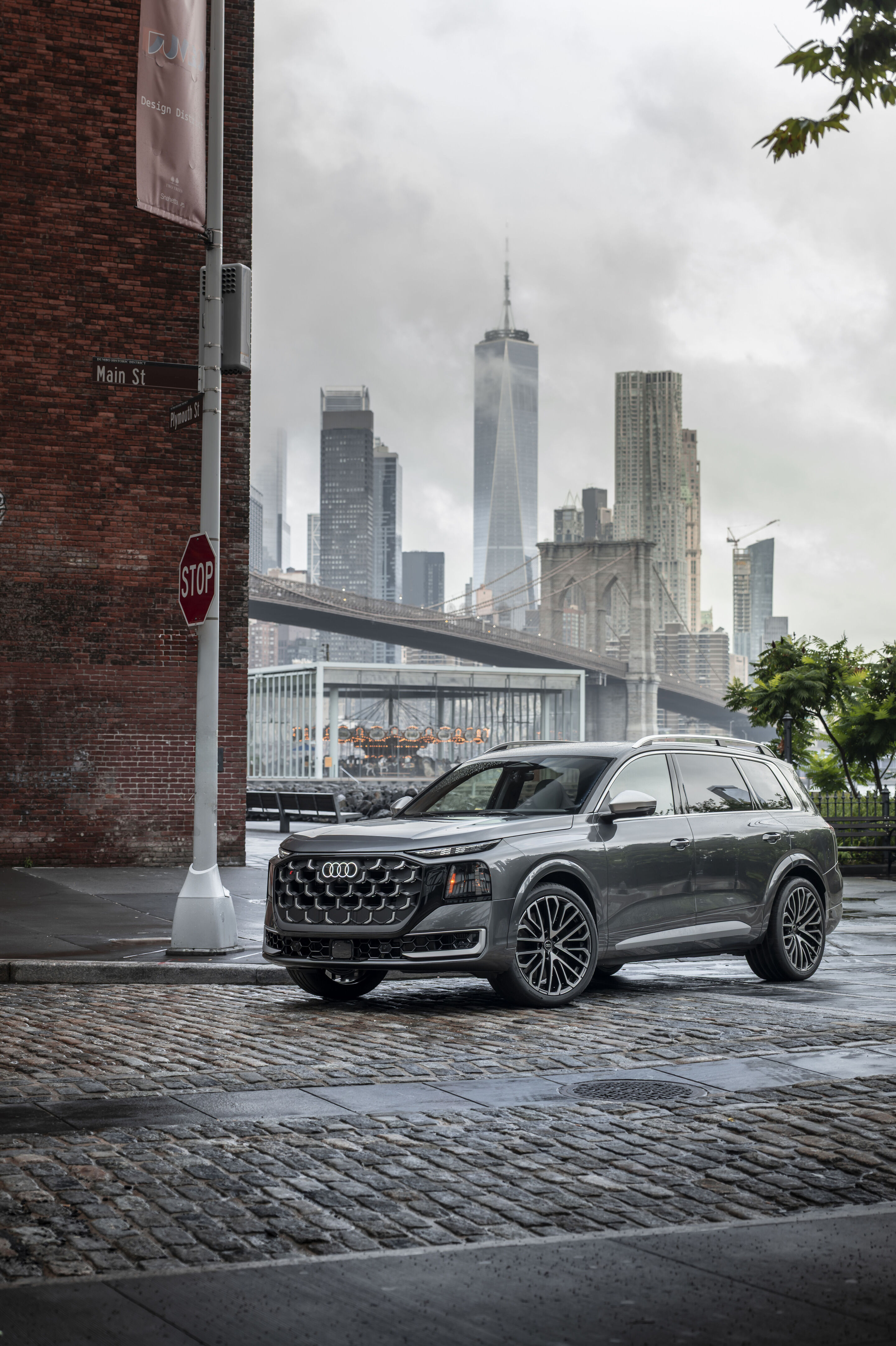 Audi SQ9 SUV - Daytonagrau Metallic, Fahraufnahme aus New York City