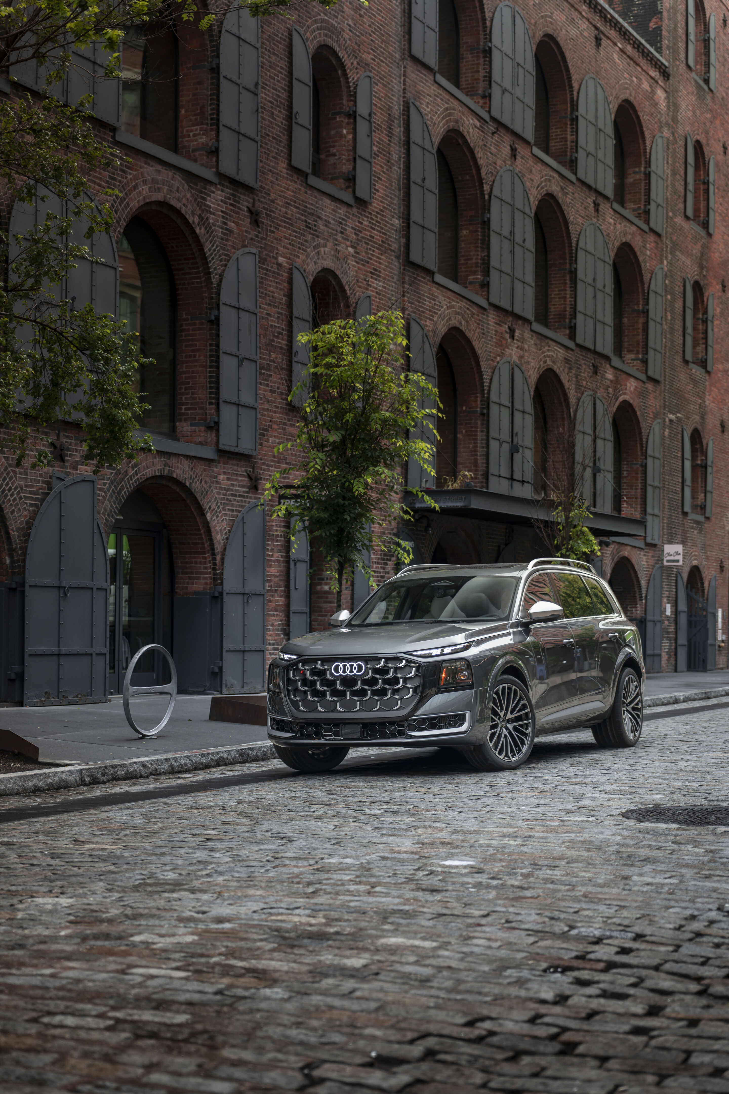 Audi SQ9 SUV - Daytonagrau Metallic, Fahraufnahme aus New York City