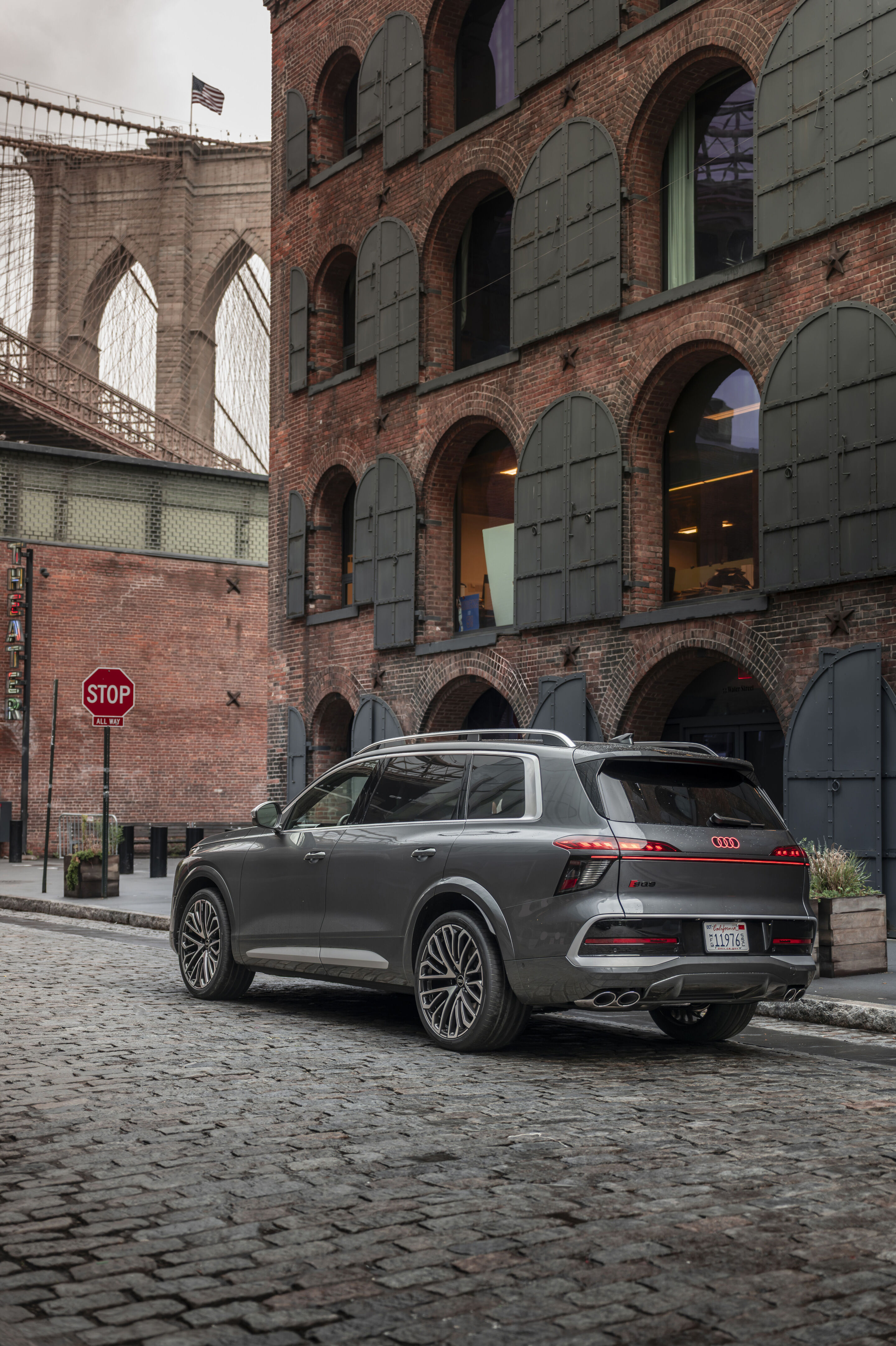 Audi SQ9 SUV - Daytonagrau Metallic, Fahraufnahme aus New York City