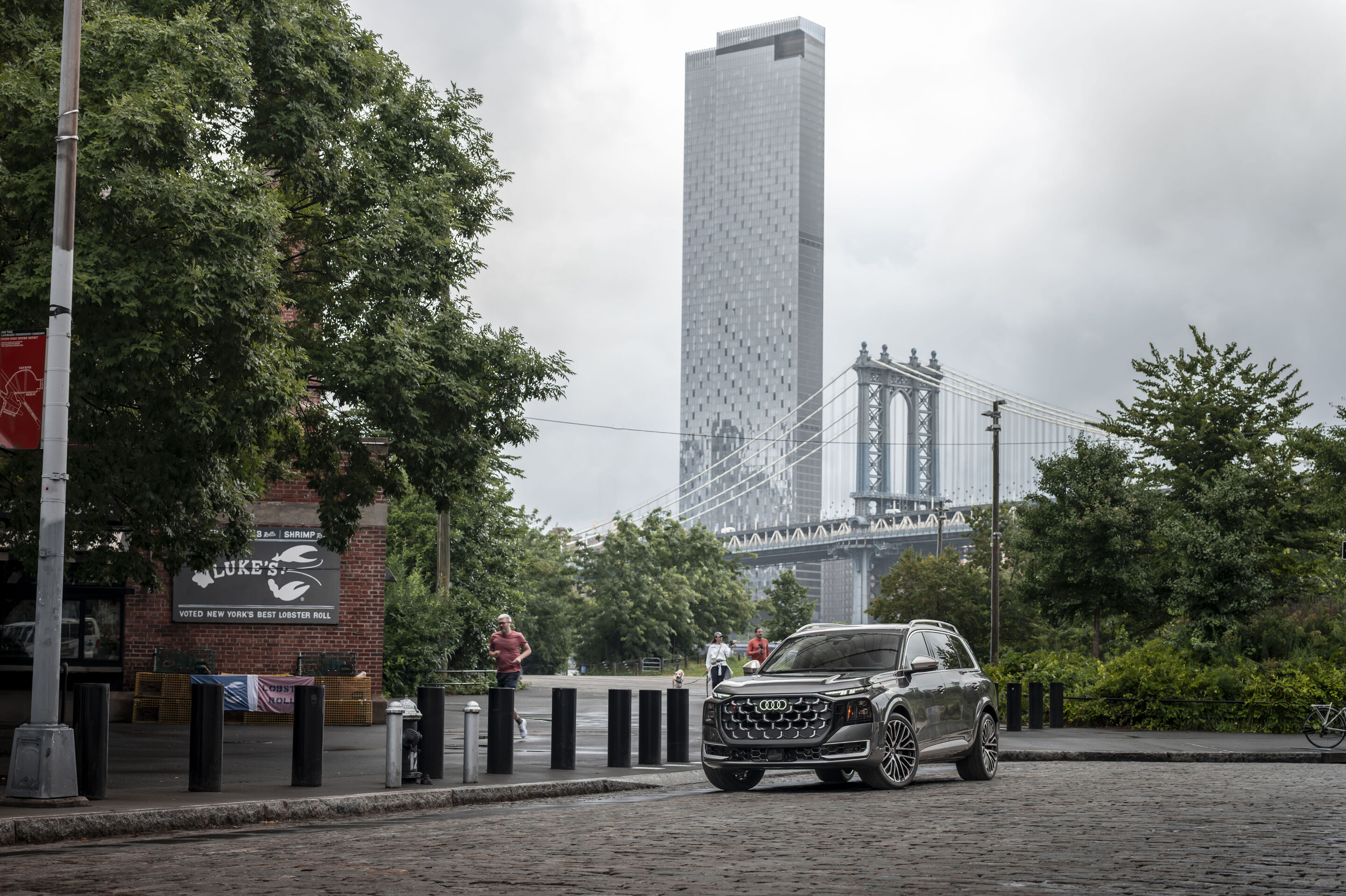 Audi SQ9 SUV - Daytonagrau Metallic, Fahraufnahme aus New York City