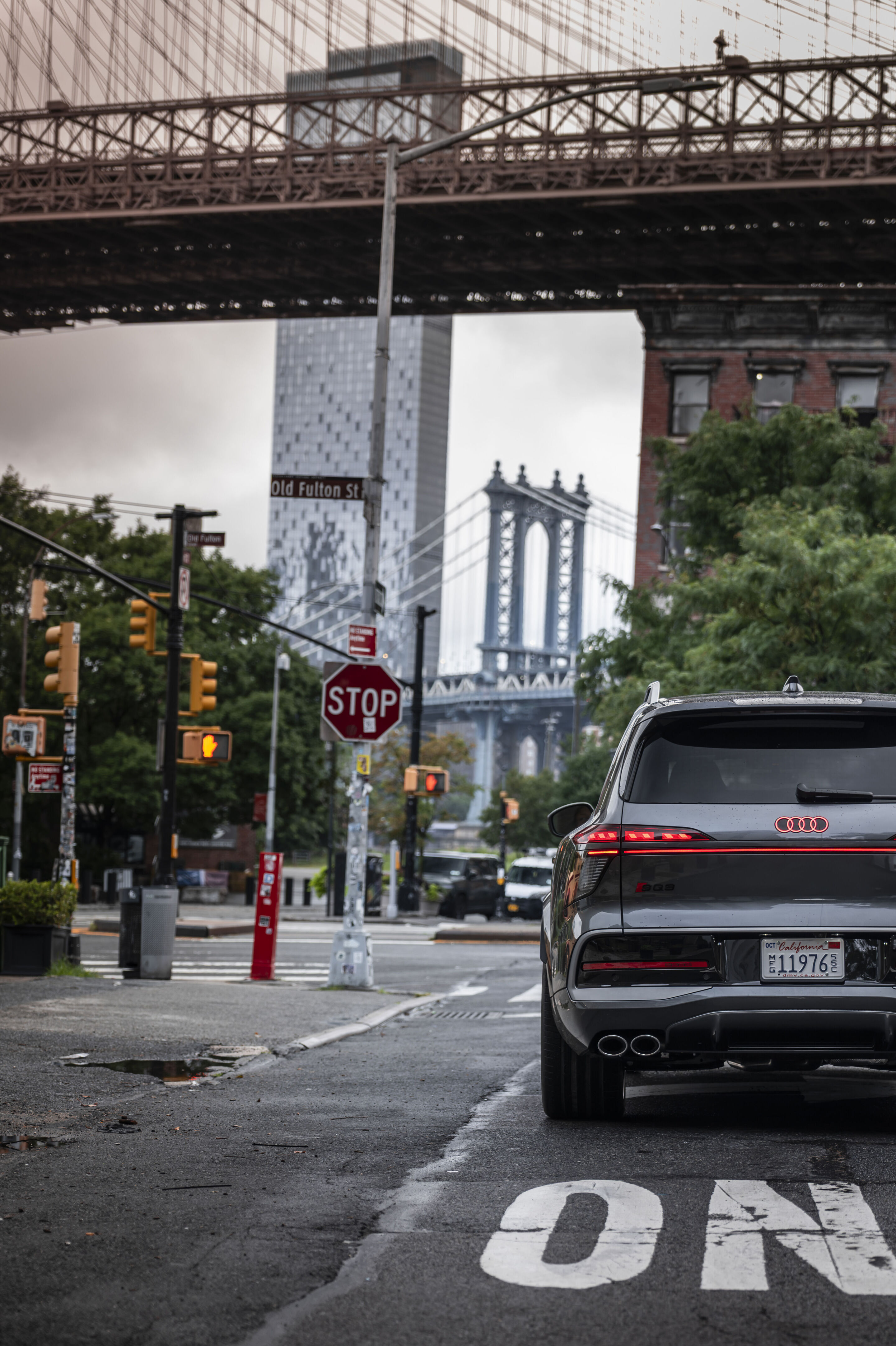 Audi SQ9 SUV - Daytonagrau Metallic, Fahraufnahme aus New York City