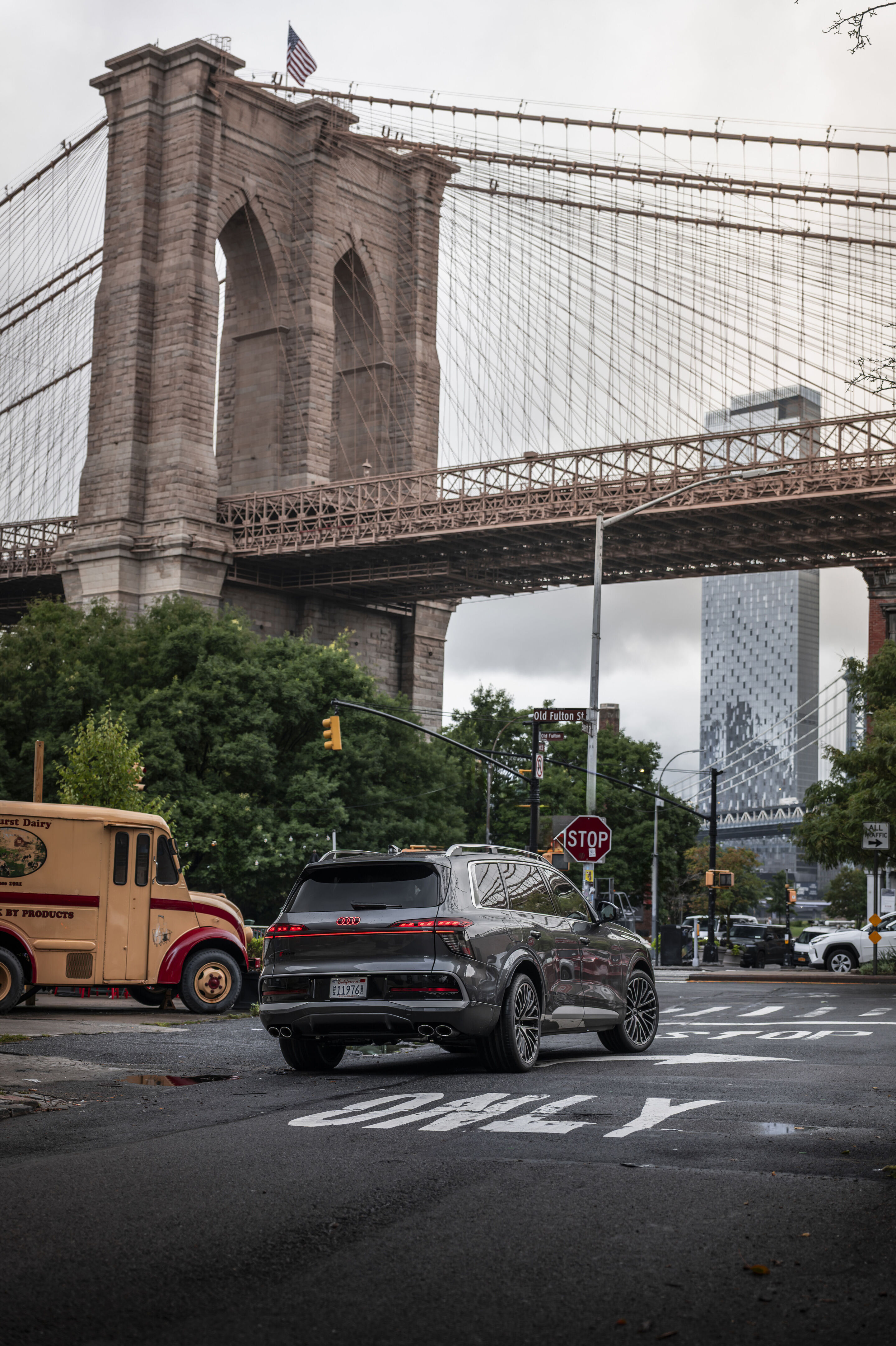 Audi SQ9 SUV - Daytonagrau Metallic, Fahraufnahme aus New York City