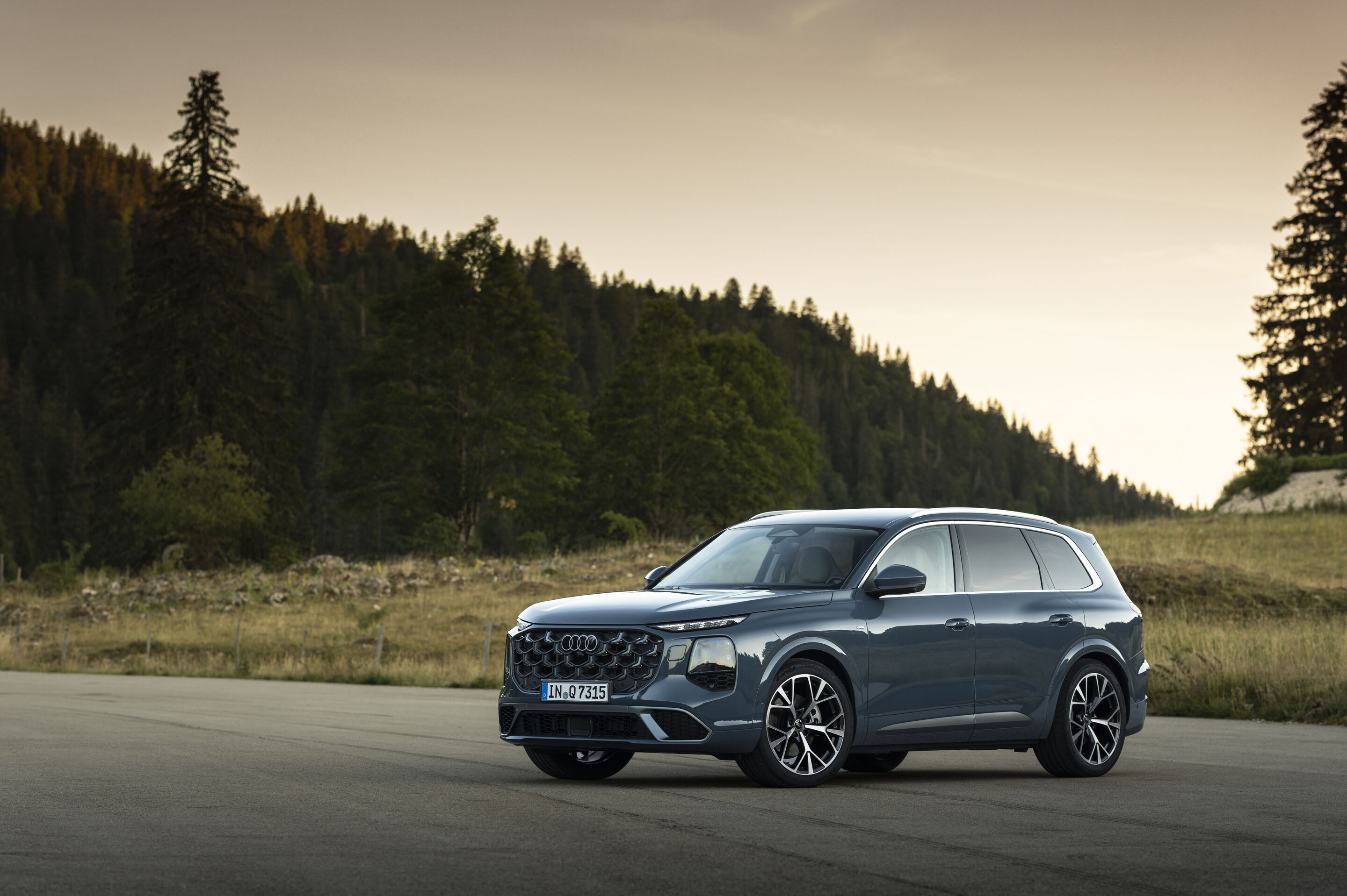 Audi Q7 SUV - Alopias blue metallic, static photo, exterior