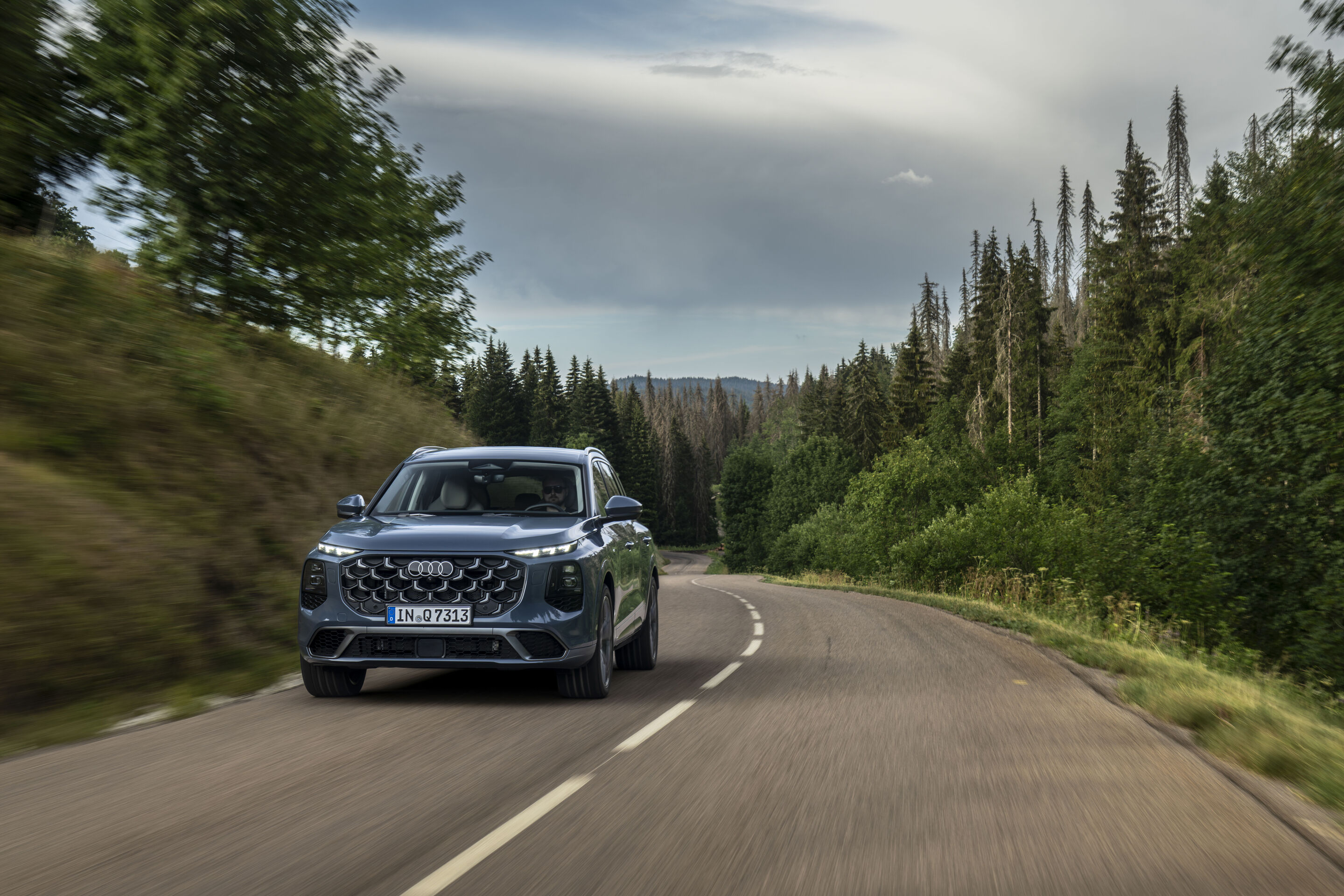 Audi Q7 SUV - Alopias blue metallic, dynamic photo, exterior