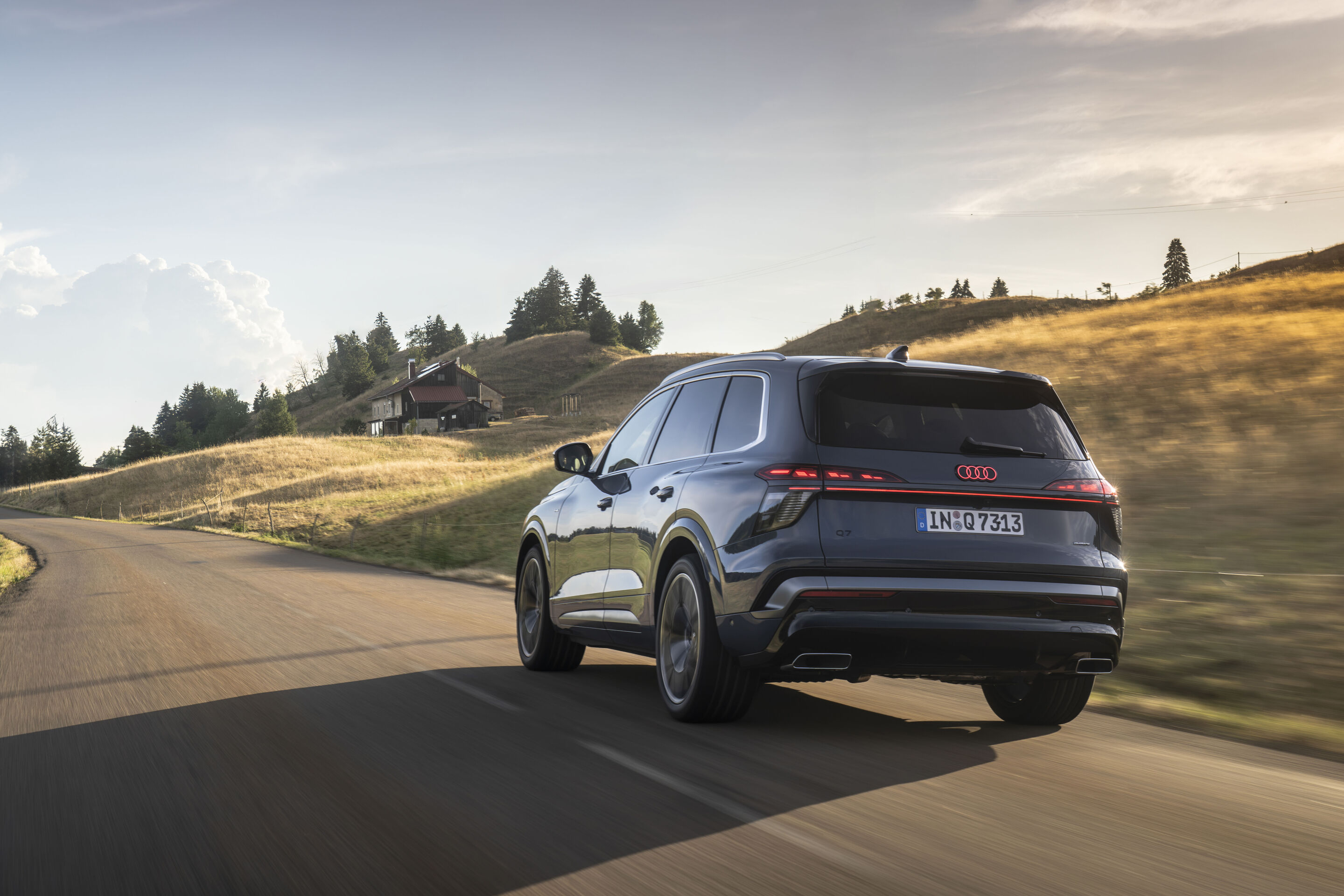 Audi Q7 SUV - Alopiasblau Metallic, Fahraufnahme, Exterieur