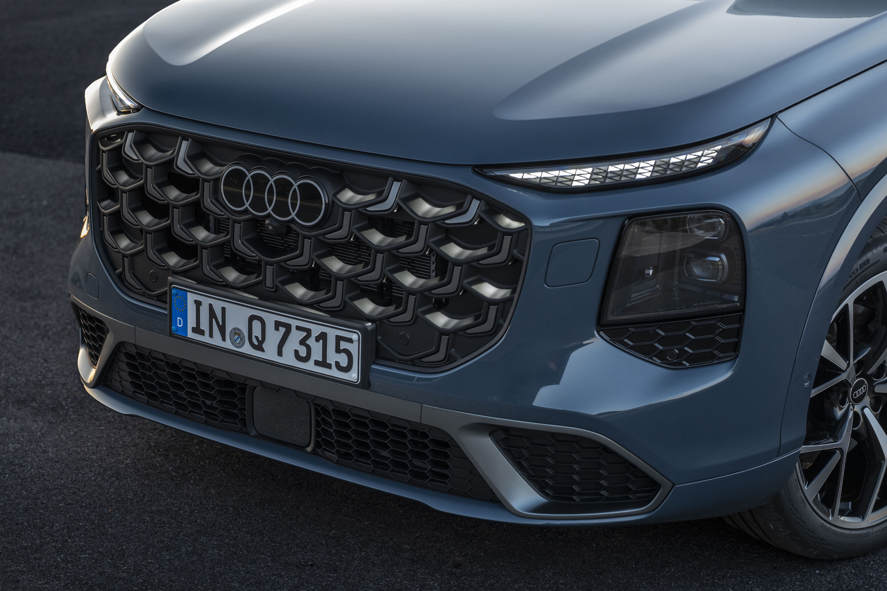 Audi Q7 SUV - Alopiasblau Metallic, Standaufnahme, Exterieur