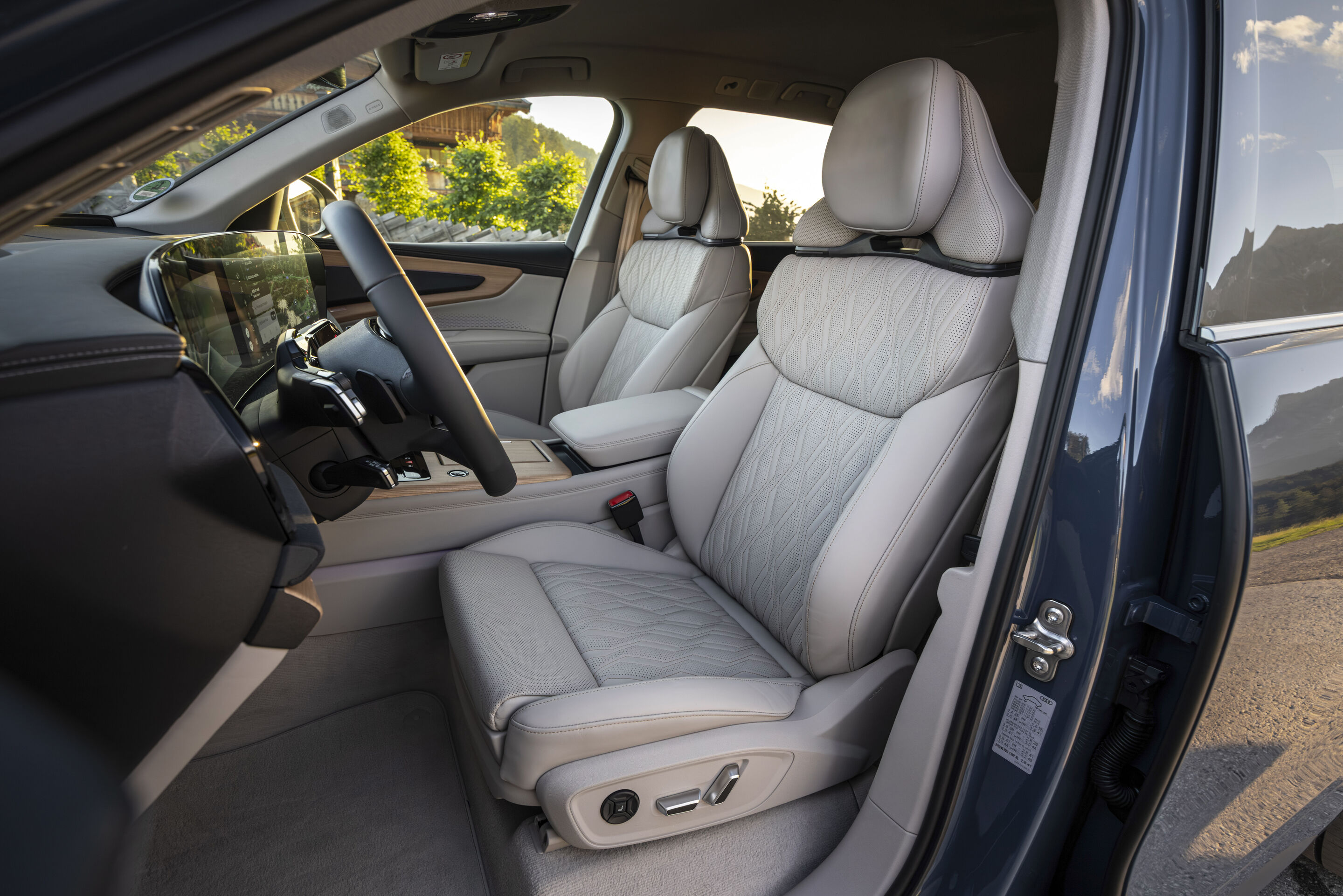 Audi Q7 SUV - Alopias blue metallic, static photo, interior