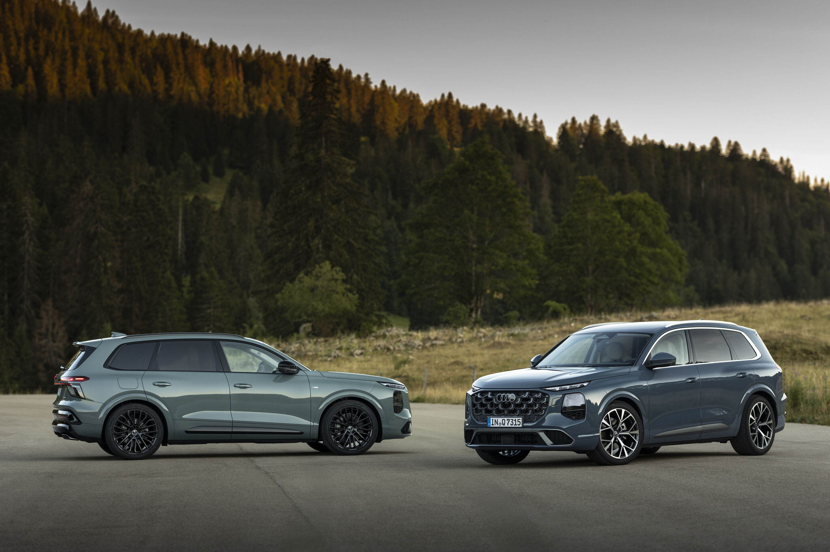 Audi Q7 SUV - Agavengrün Metallic und Alopiasblau Metallic, Outdoor-Standaufnahme, Exterieur
