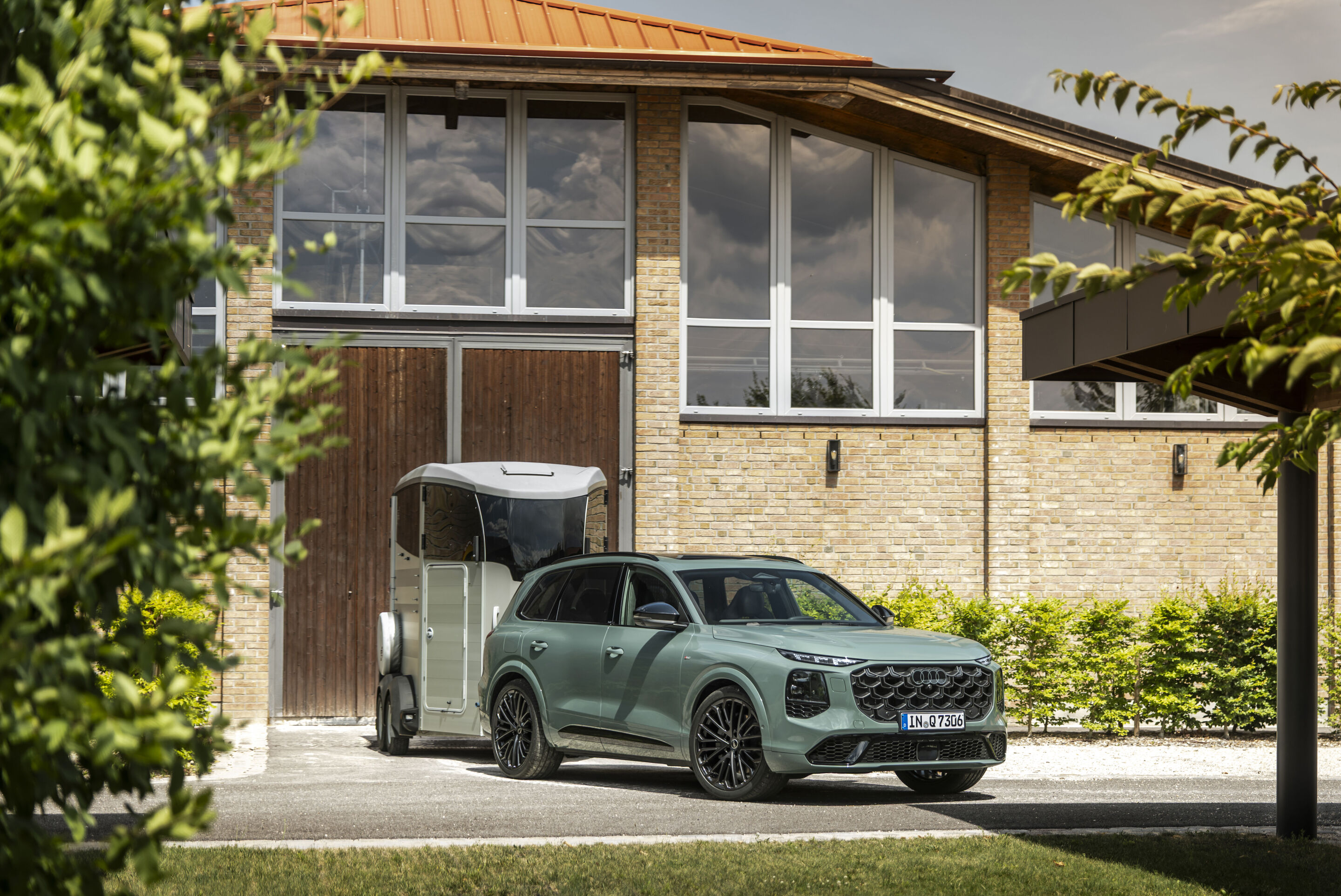 Audi Q7 SUV - Agave green metallic, static photo, exterior