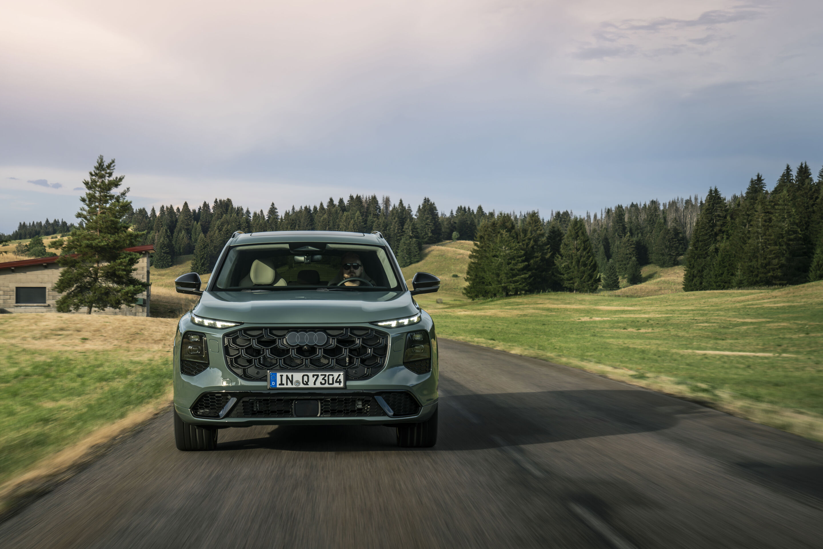 Audi Q7 SUV - Agave green metallic, dynamic photo, exterior