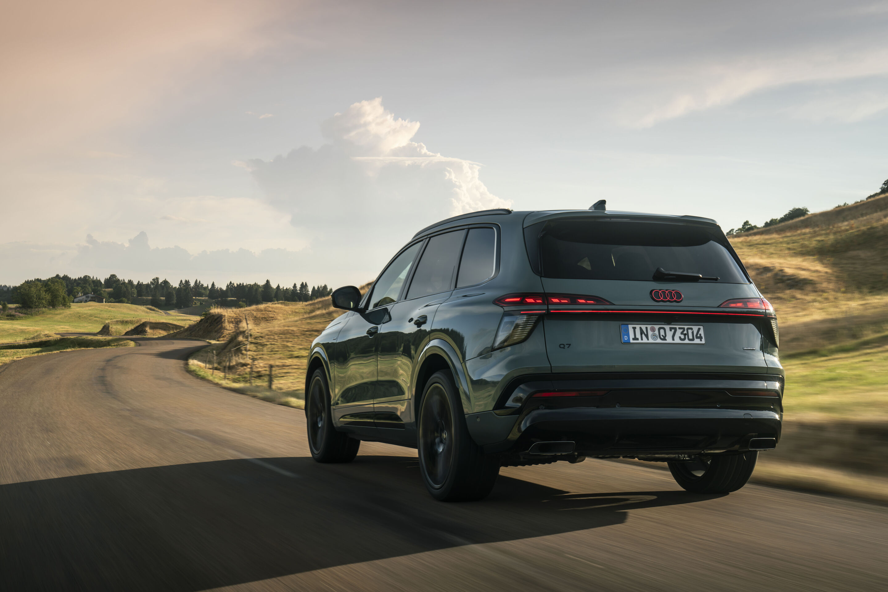 Audi Q7 SUV - Agave green metallic, dynamic photo, exterior