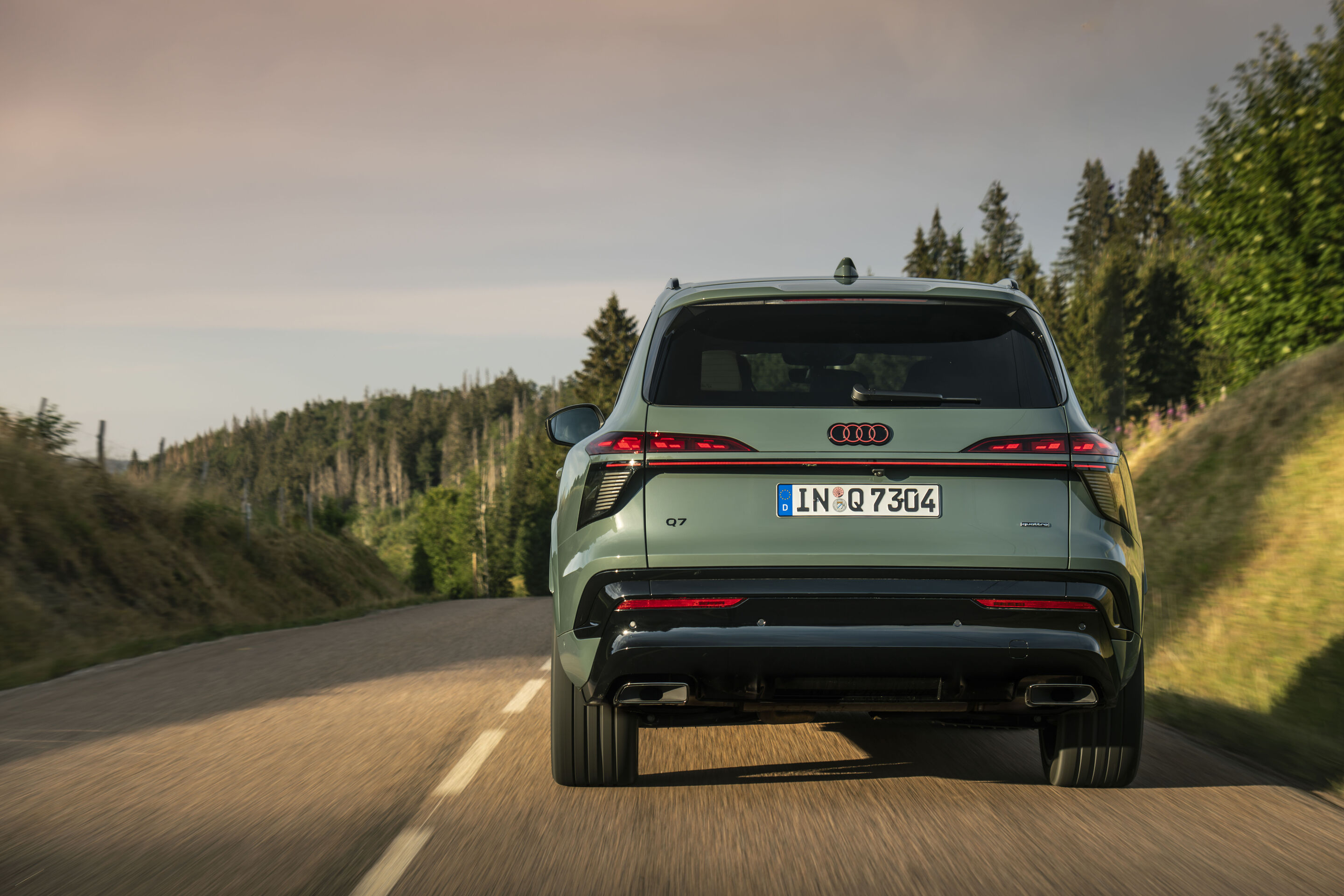 Audi Q7 SUV - Agavengrün Metallic, Fahraufnahme, Exterieur