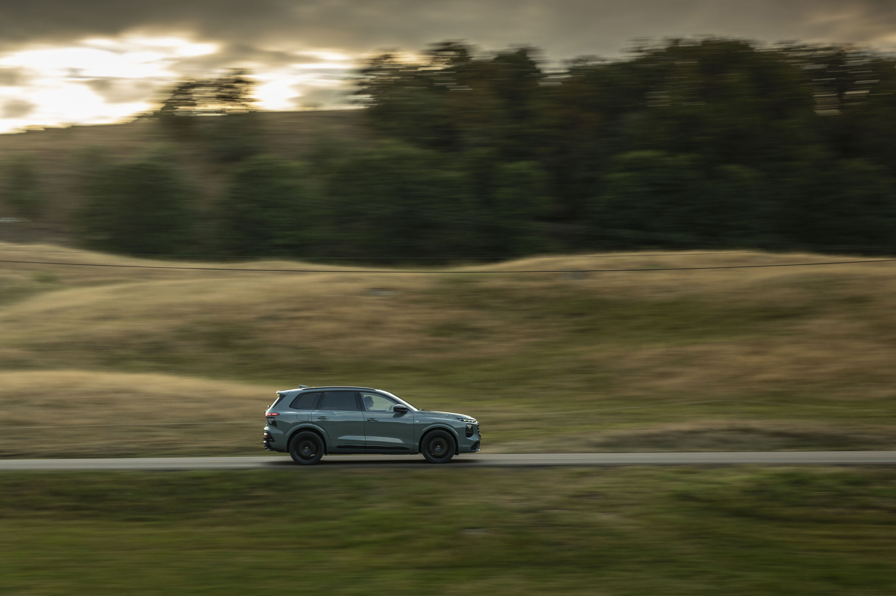 Audi Q7 SUV - Agave green metallic, dynamic photo, exterior