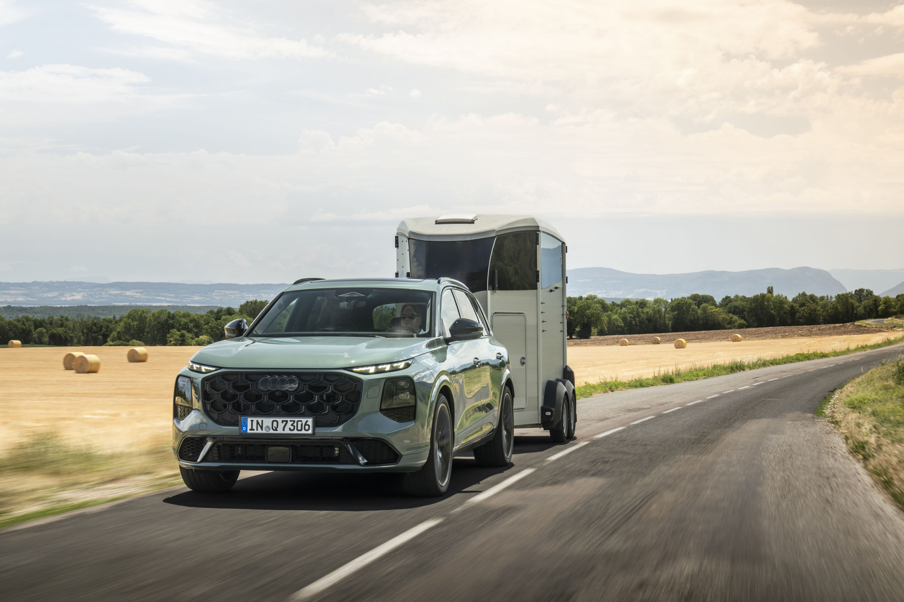 Audi Q7 SUV - Agave green metallic, dynamic photo, exterior