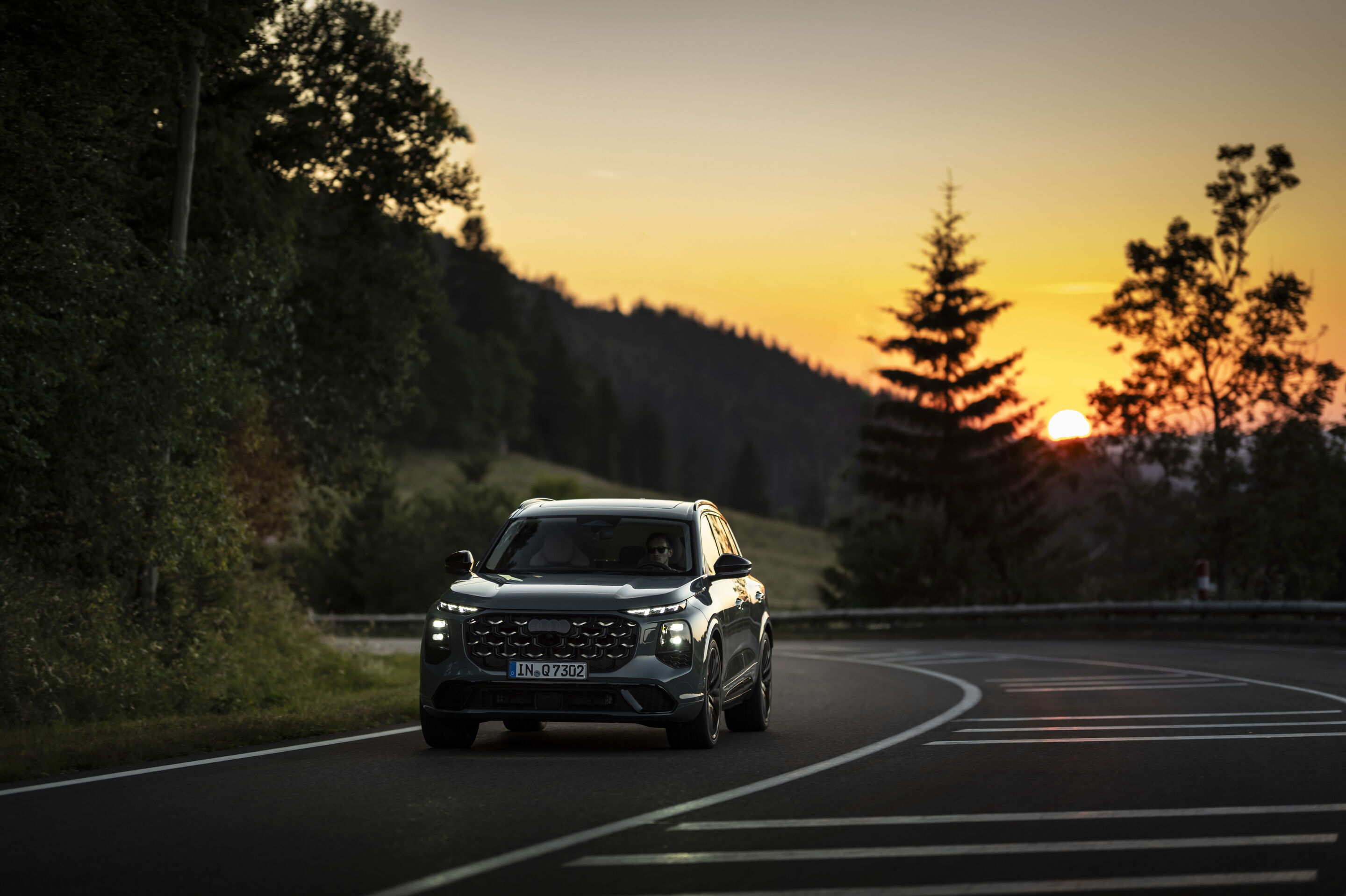 Audi Q7 SUV - Agave green metallic, dynamic photo, exterior